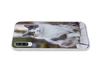 MuchoWow Handyhülle Katze - Porträt - Tisch - Mädchen - Kinder - Jungen, Phone Case, Handyhülle Samsung Galaxy A70, Silikon, Schutzhülle