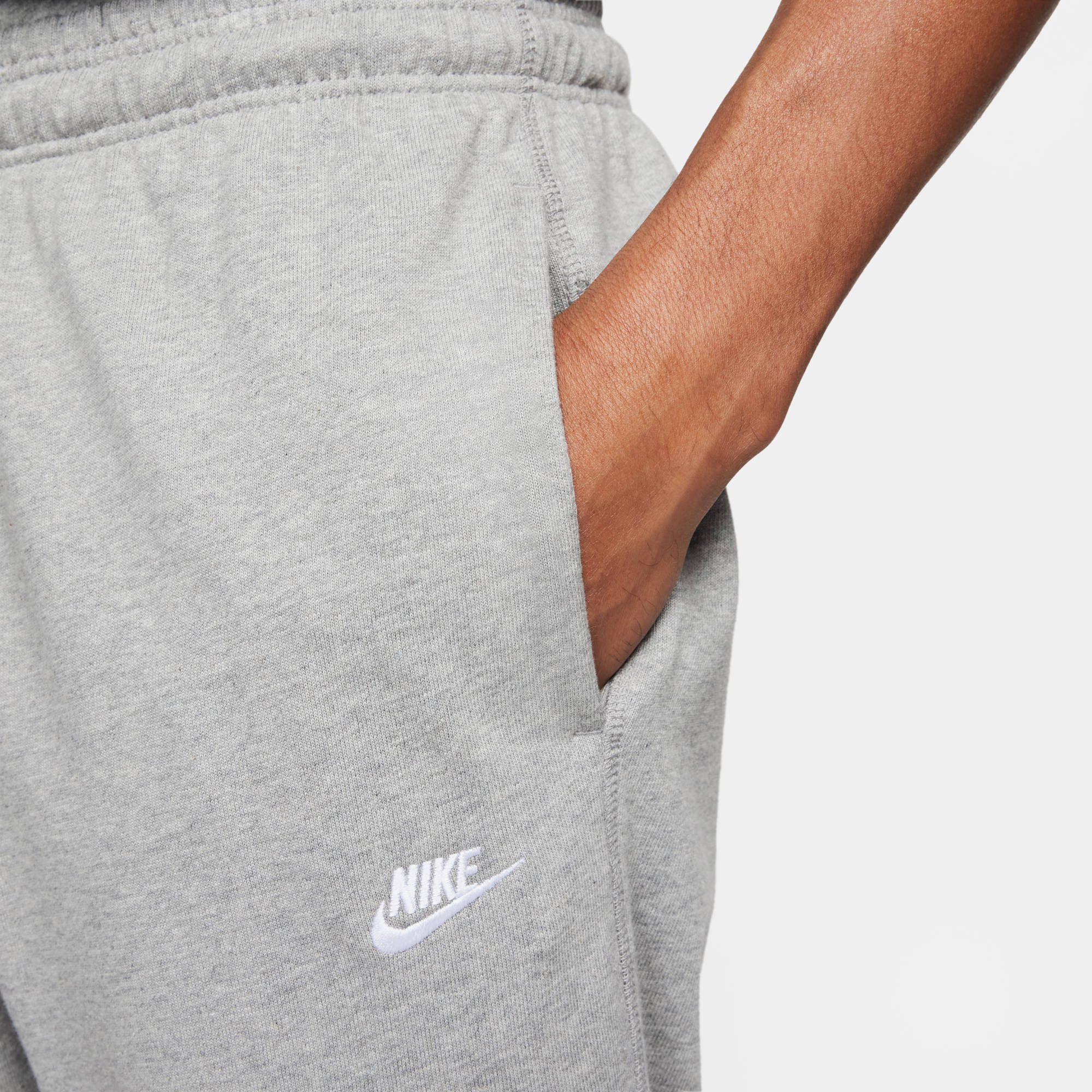 Nike Sportswear Jogginghose Nike Club Men's Knit Joggers mit Eingrifftaschen, aus weichem Jersey-Material
