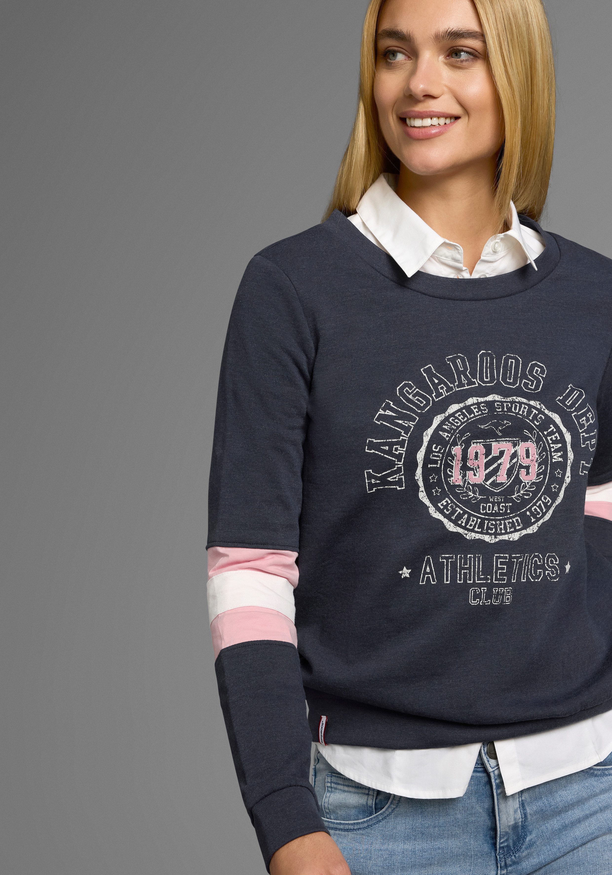 KangaROOS Sweatshirt Langarm, figurumschmeichelnde Passform, bedruckte Optik