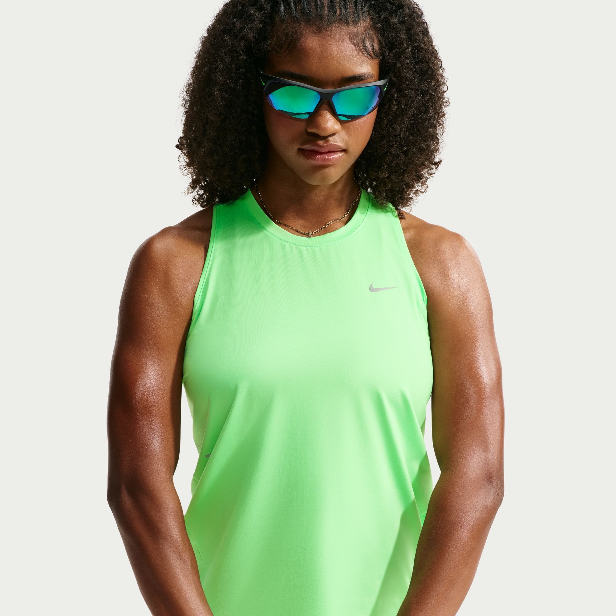 Nike Lauftop W NK SWIFT DF TANK STNDRD ärmelloses Design, leichtes Material, lockerer Schnitt