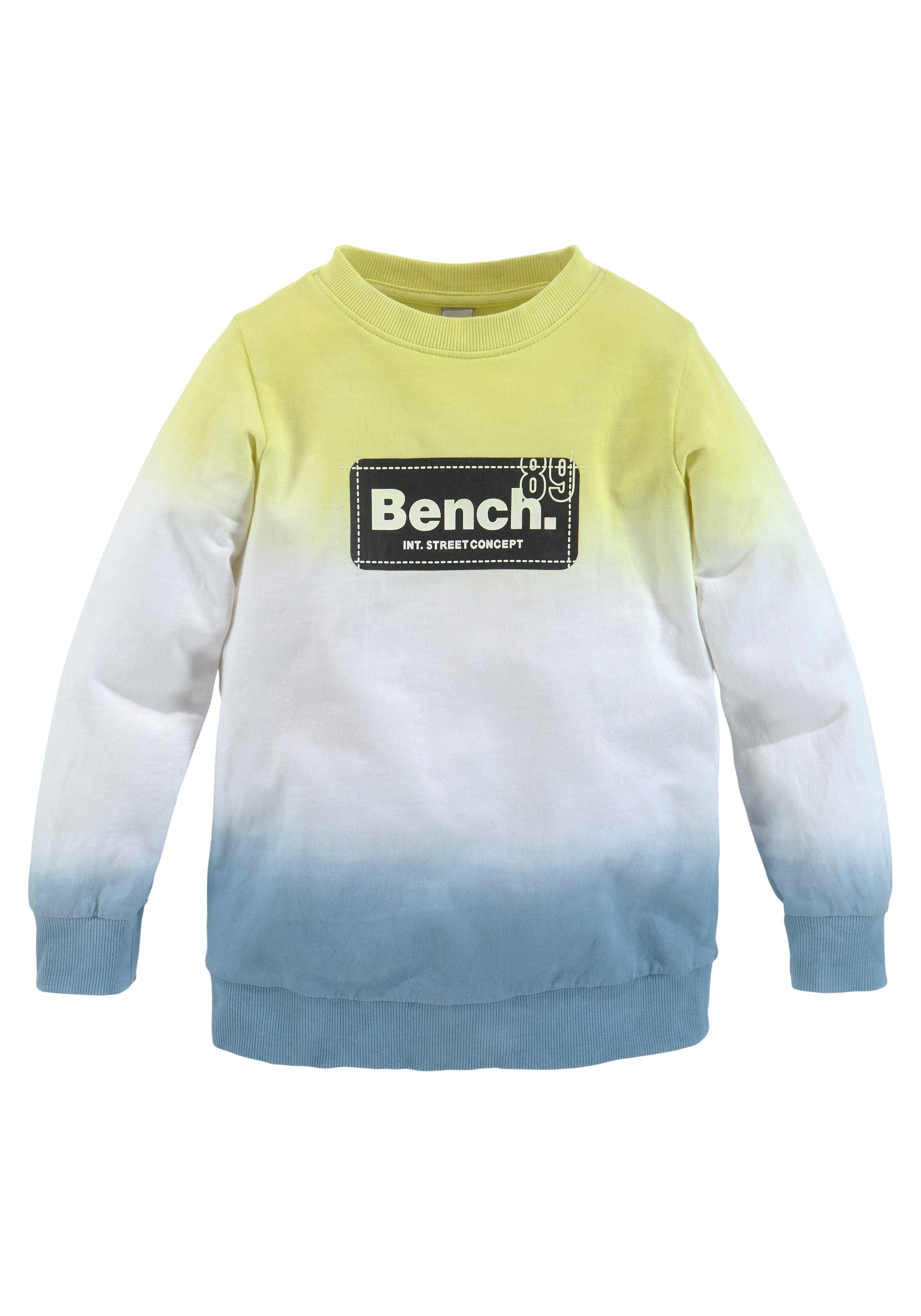 Bench. Sweatshirt mit Farbverlauf, In coolem Farbverlauf und mit Druck vorn