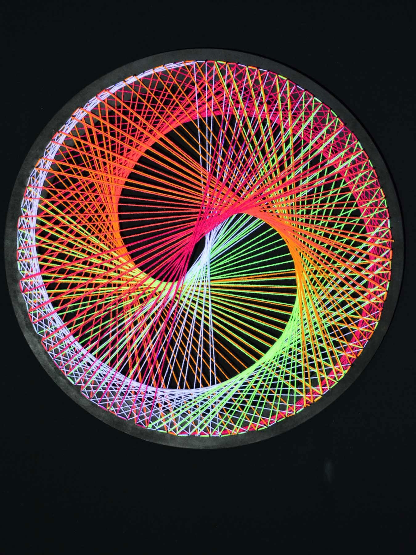 PSYWORK Dekoobjekt Schwarzlicht 2D StringArt Fadendeko Spirale "Neon Multivitamin", 50cm, UV-aktiv, leuchtet unter Schwarzlicht