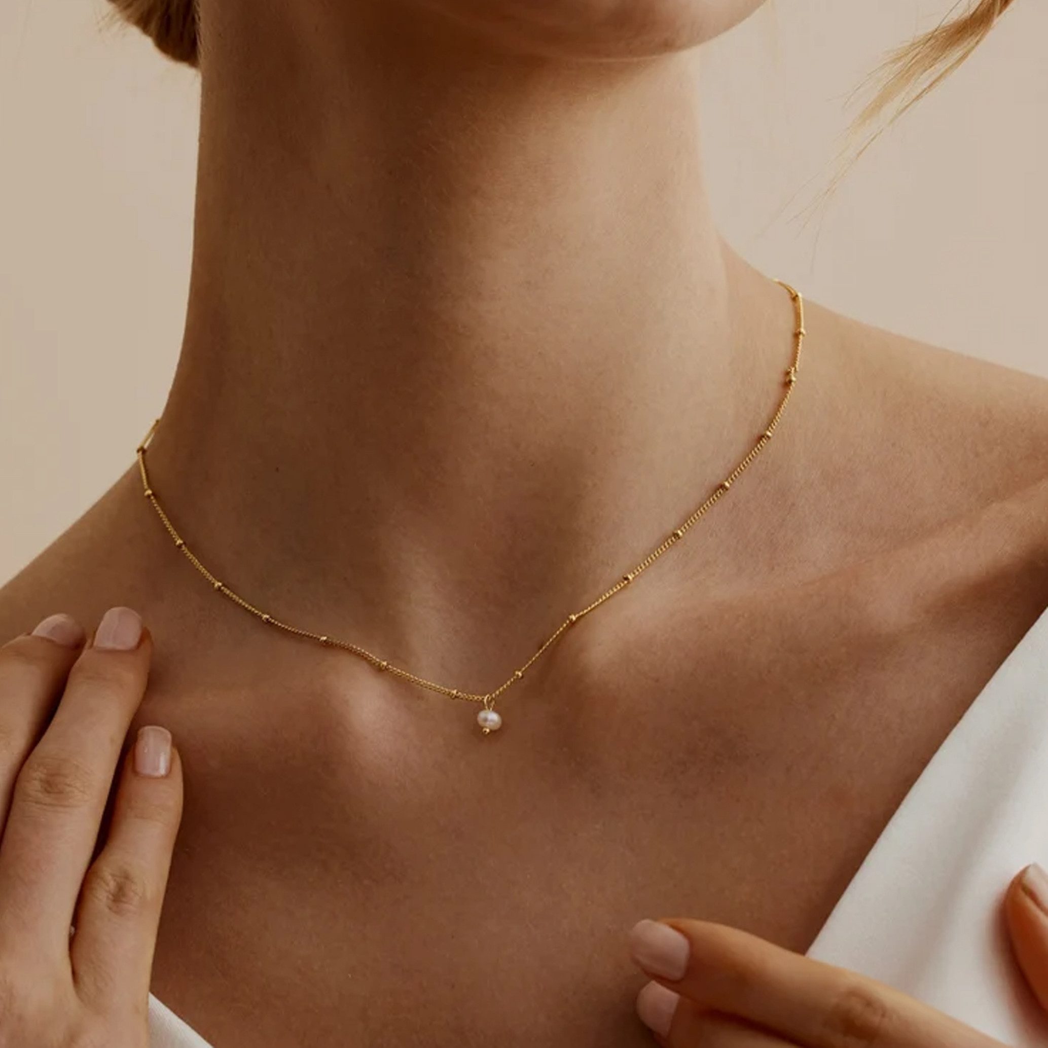 GOLDEN Kette mit Anhänger Minimalistische Gold Perlenkette, Natürliche Perle, zierlicher Choker