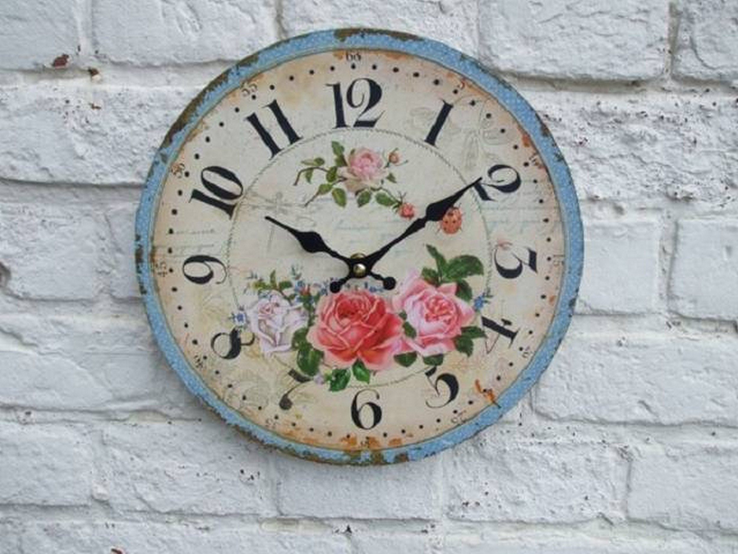 Ambiente Haus Wanduhr Bezaubernde Wanduhr mit Rosendekor, 28 cm, Landhaus-Impressionen