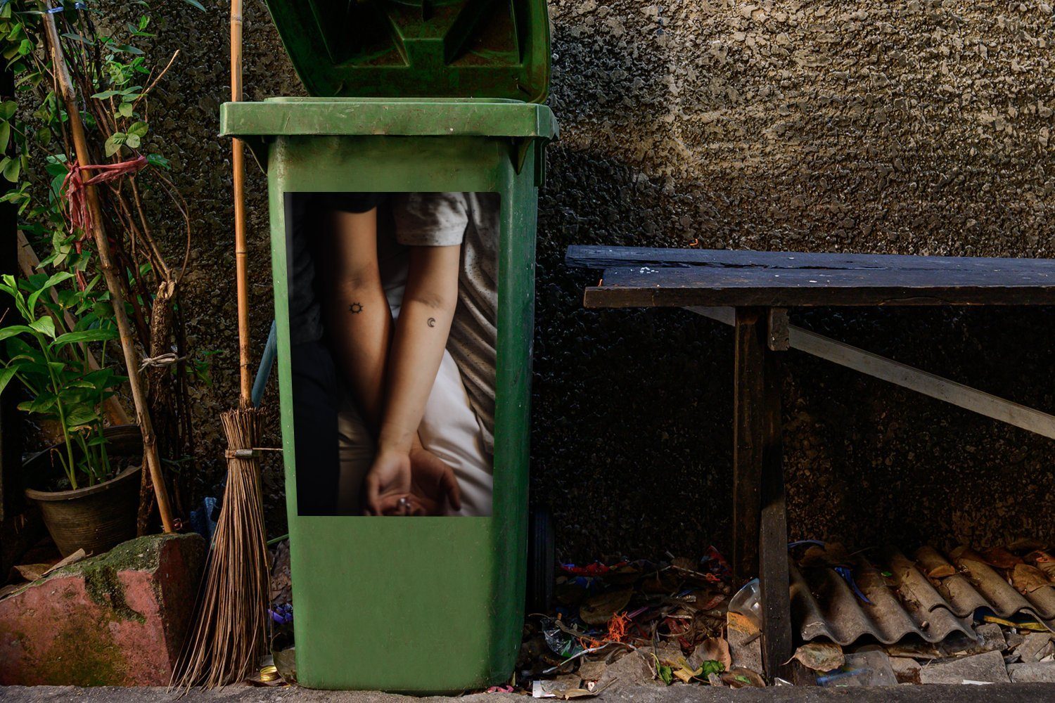 Abfalbehälter Mülleimer-aufkleber, Tattoo Sonne (1 St), - Wandsticker Sticker, Container, Mülltonne, MuchoWow Mond -