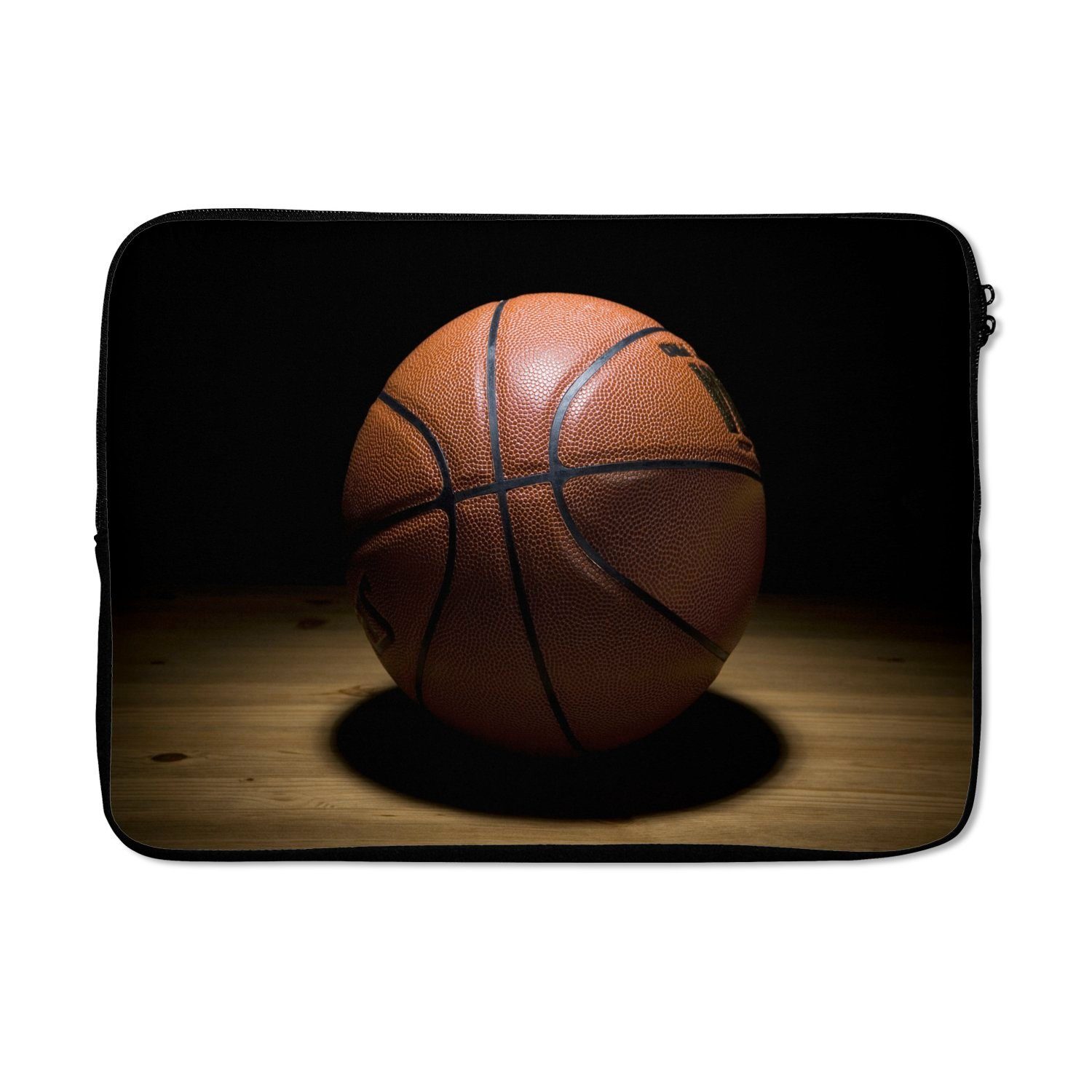 Laptop-Hülle Ein Basketball im Scheinwerferlicht in einer Halle