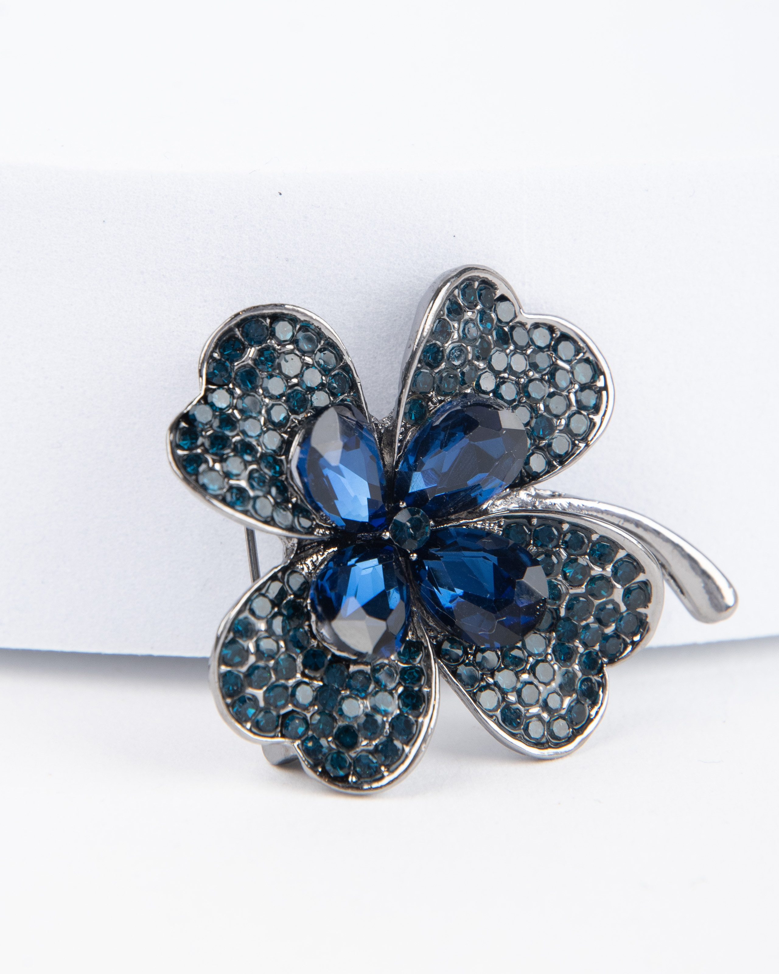 MayTree Brosche "Klee", dunkelblau (Stück, 1-tlg), Metallbrosche mit Glassteinen und Strass in Form eines Klees