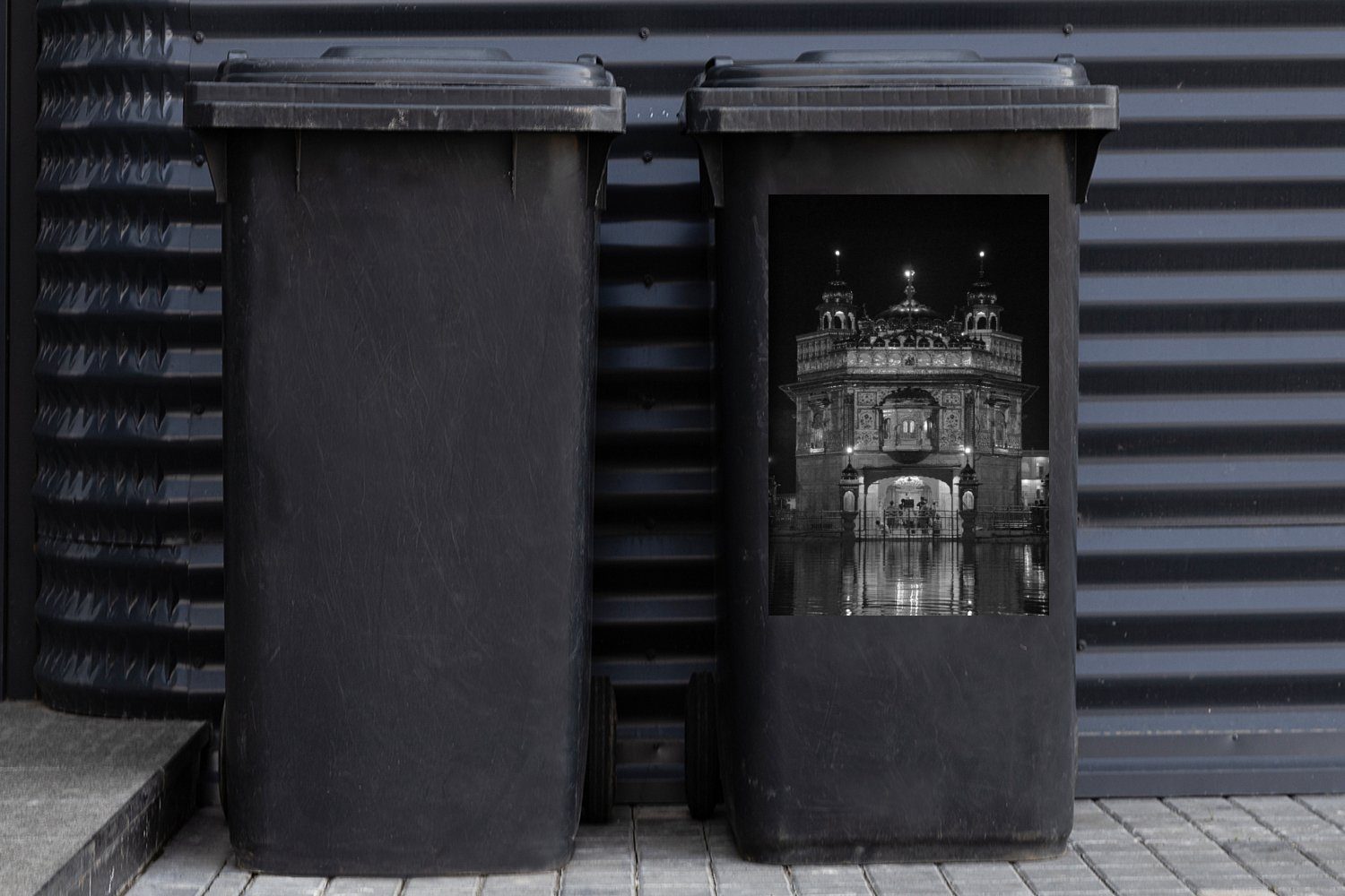 Mülltonne, St), in (1 Mülleimer-aufkleber, MuchoWow schwarz-weiß Nacht bei Abfalbehälter Container, Wandsticker Tempel Goldener Sticker,