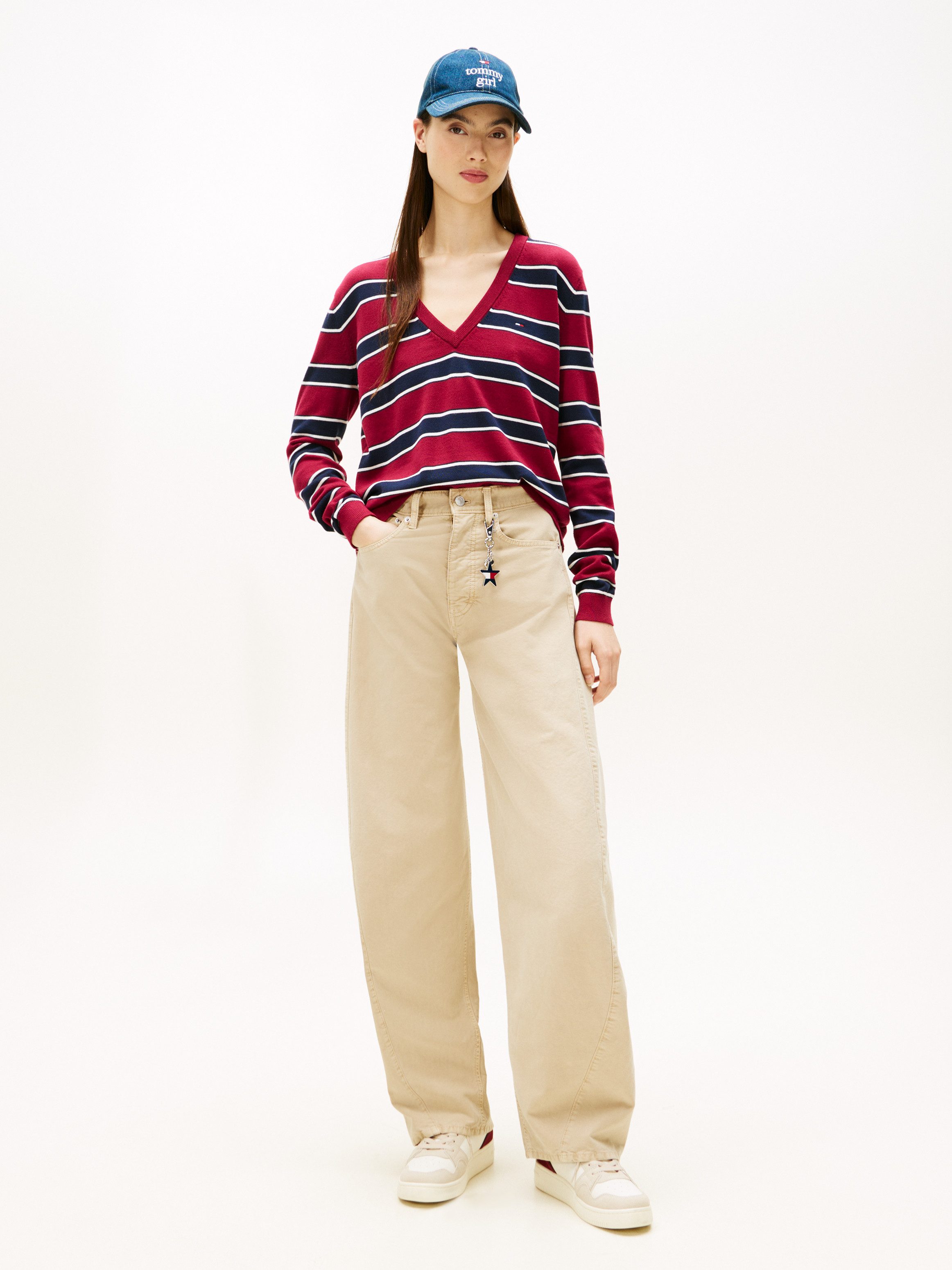 Tommy Jeans V-Ausschnitt-Pullover TJW ESSENTIAL VNECK SWEATER EXT mit Logostickerei