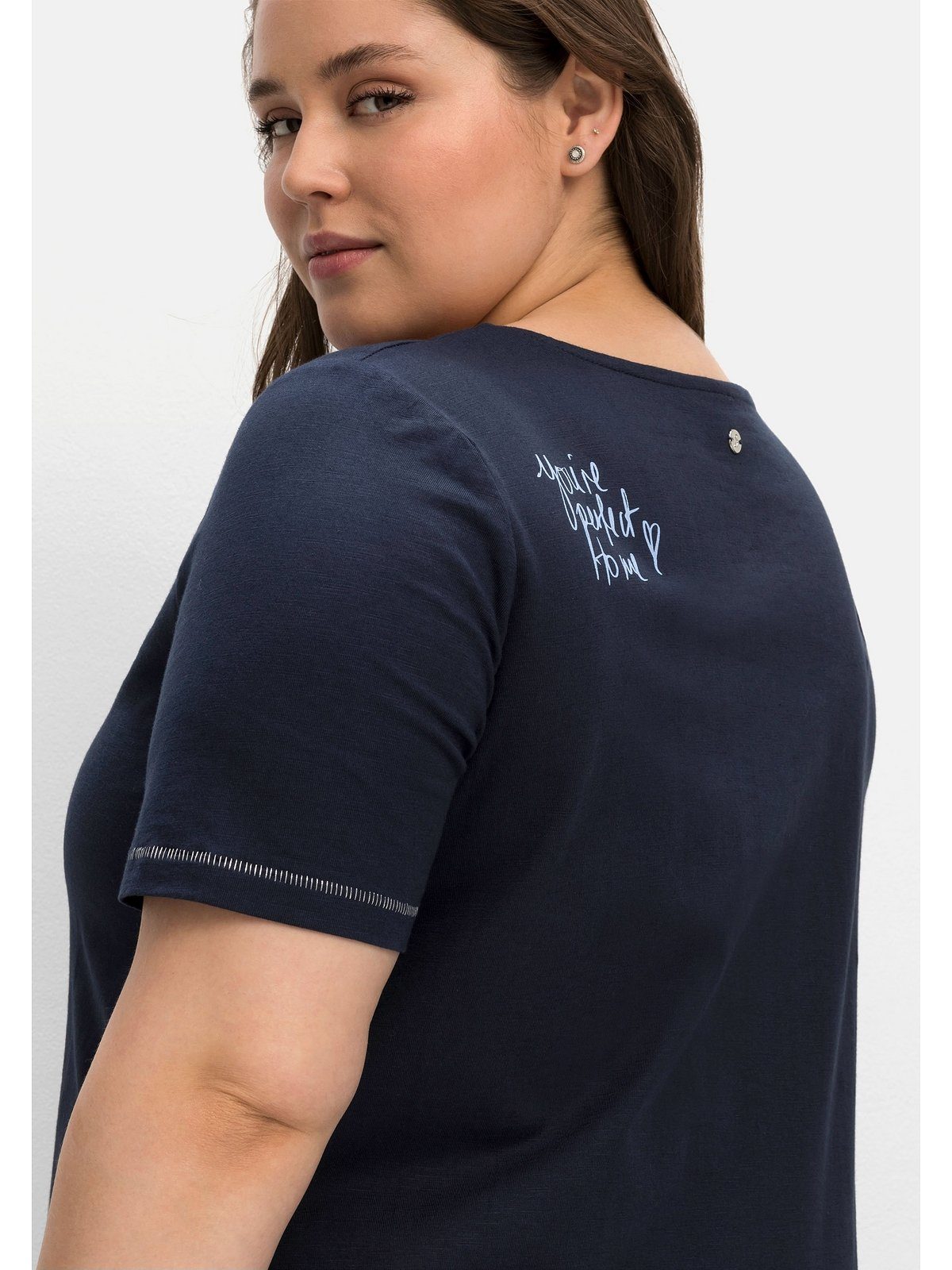Sheego T-Shirt Große Größen mit Print hinten auf der Schulter nachtblau