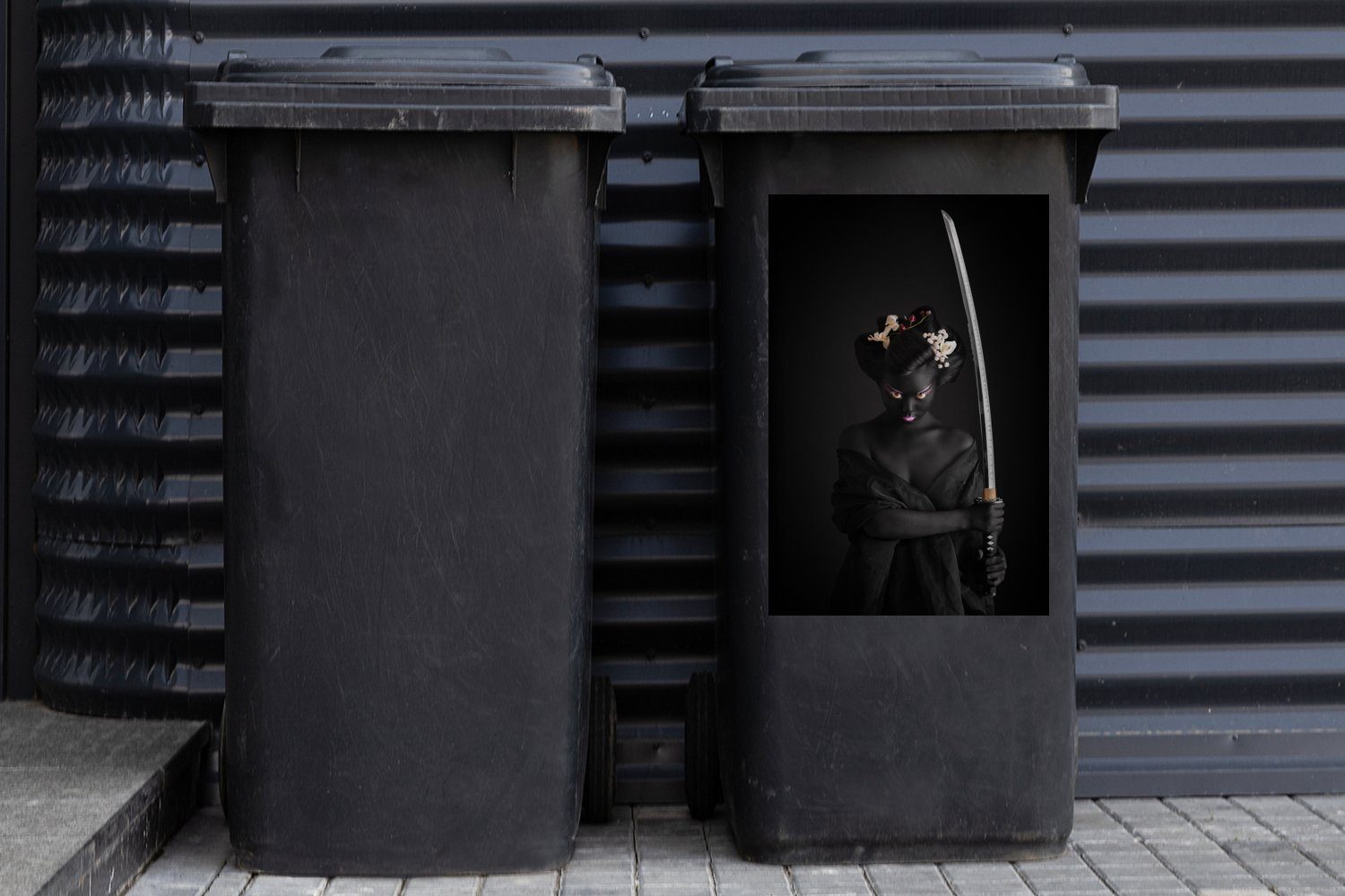 Mülltonne, Mülleimer-aufkleber, schwarzem Hintergrund Sticker, Japanischer Samurai Container, vor Abfalbehälter MuchoWow Wandsticker (1 St),