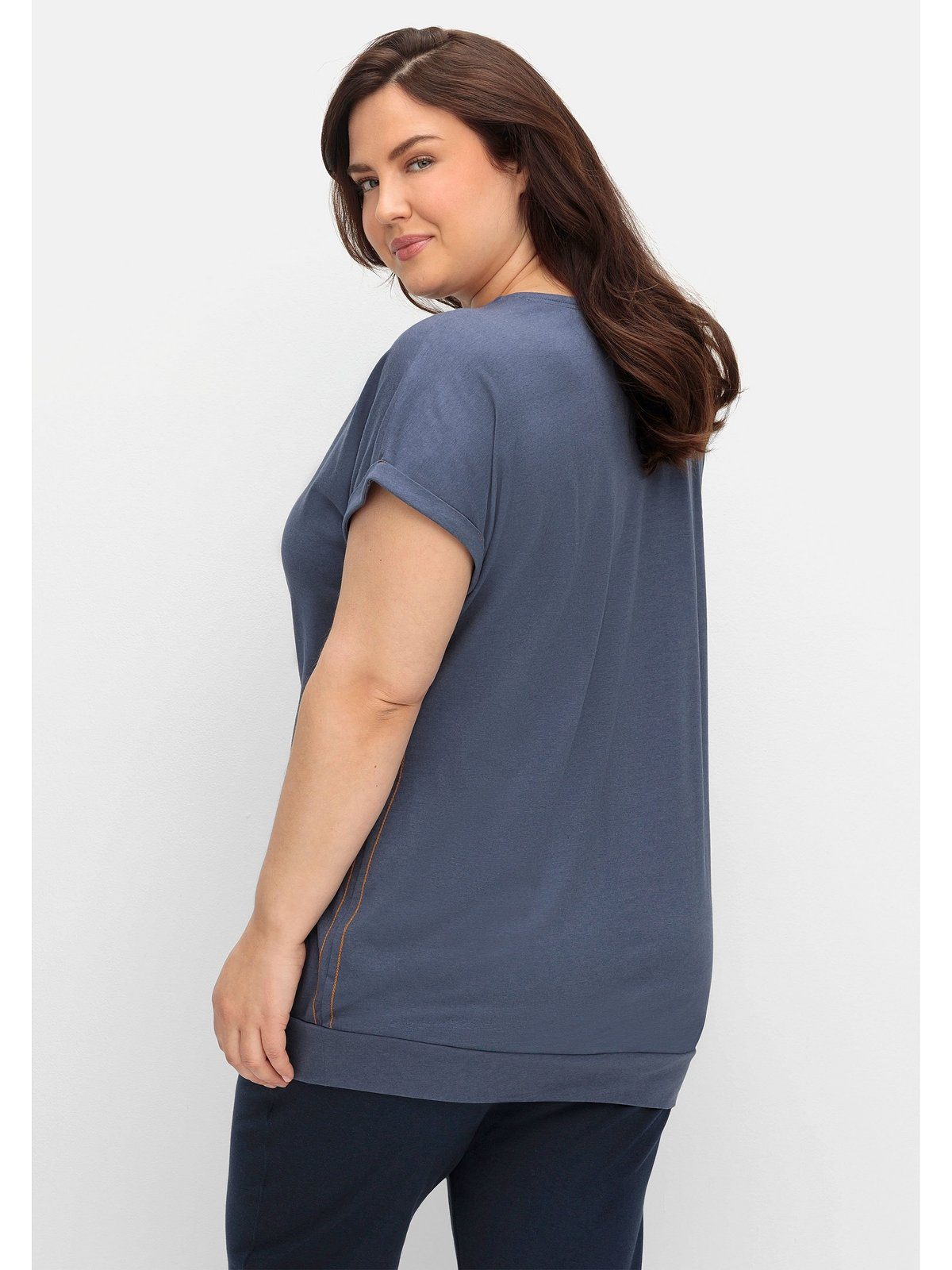 mit Seitliche Saumbund, Schultern Größen Große T-Shirt elastischem Sheego überschnittene Ziernähte,