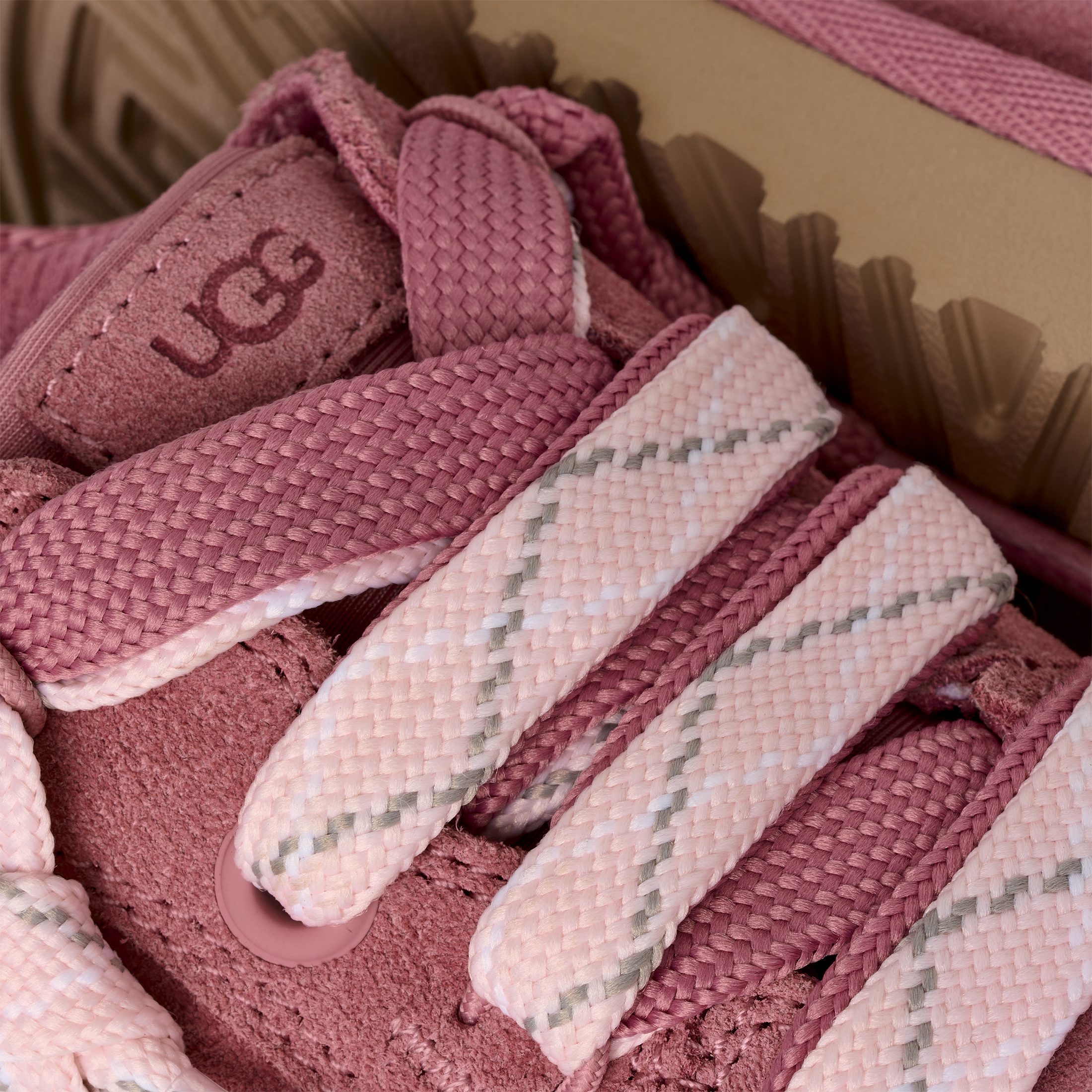 UGG LO LOWMEL Sneaker Freizeitschuh, Halbschuh, Schnürschuh mit Ziernähten