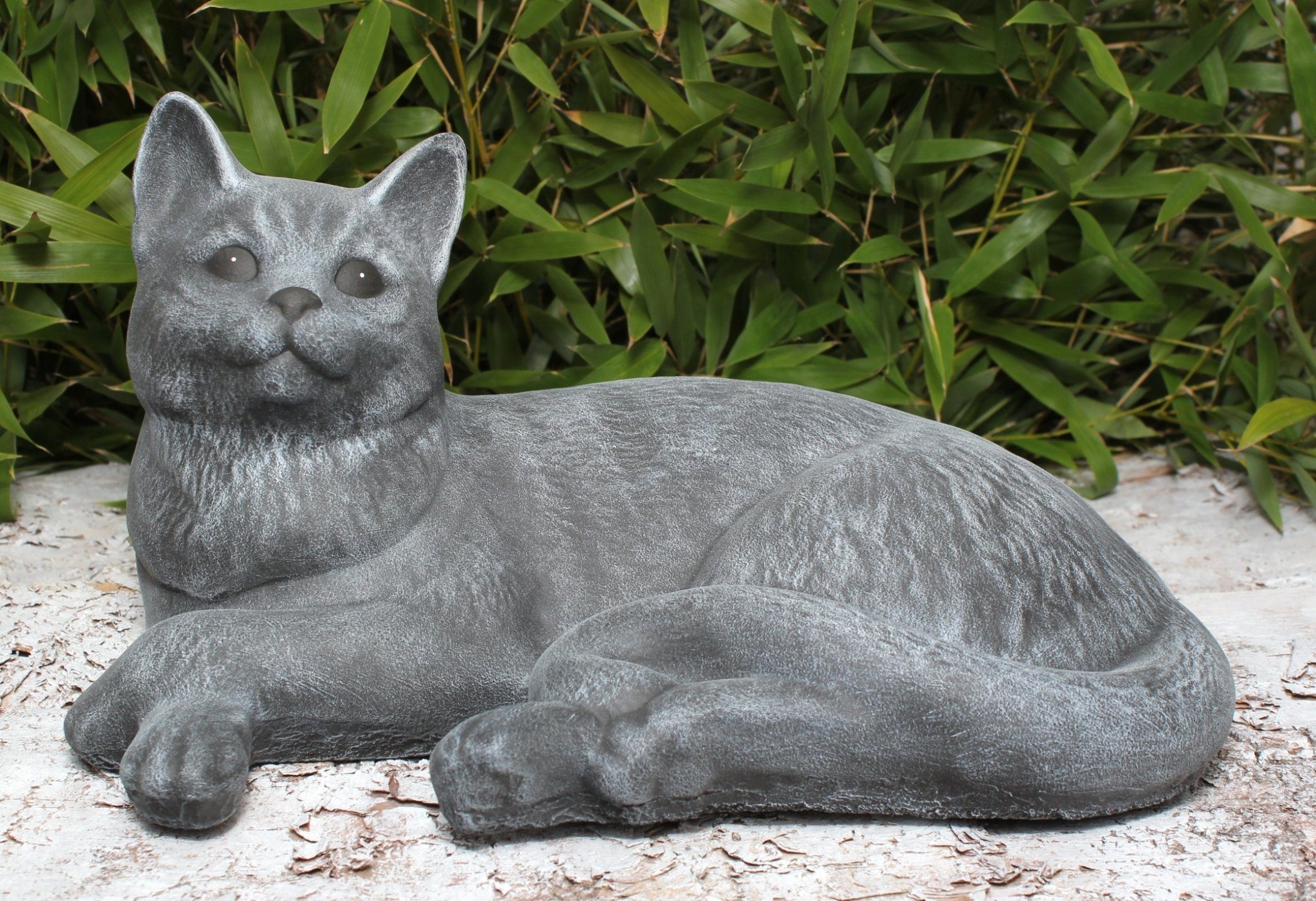 Tiefes Kunsthandwerk - liegend Katze Made in winterfest, Germany Haus Garten, und grau für Steinfigur Dekofigur frostsicher, Tierfigur