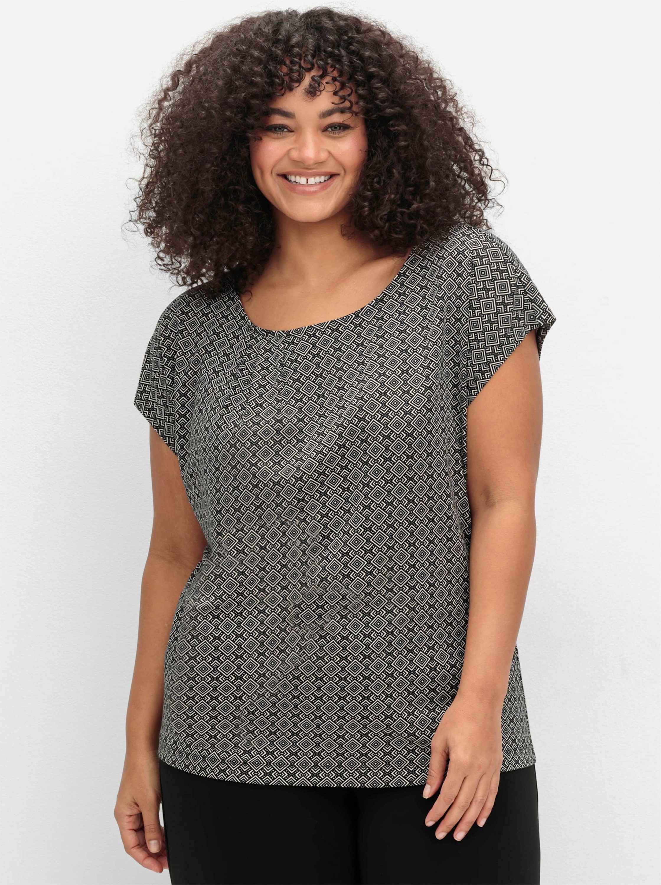 Sheego T-Shirt Kurzarmshirt Kurzarm mit grafischem Minimalprint