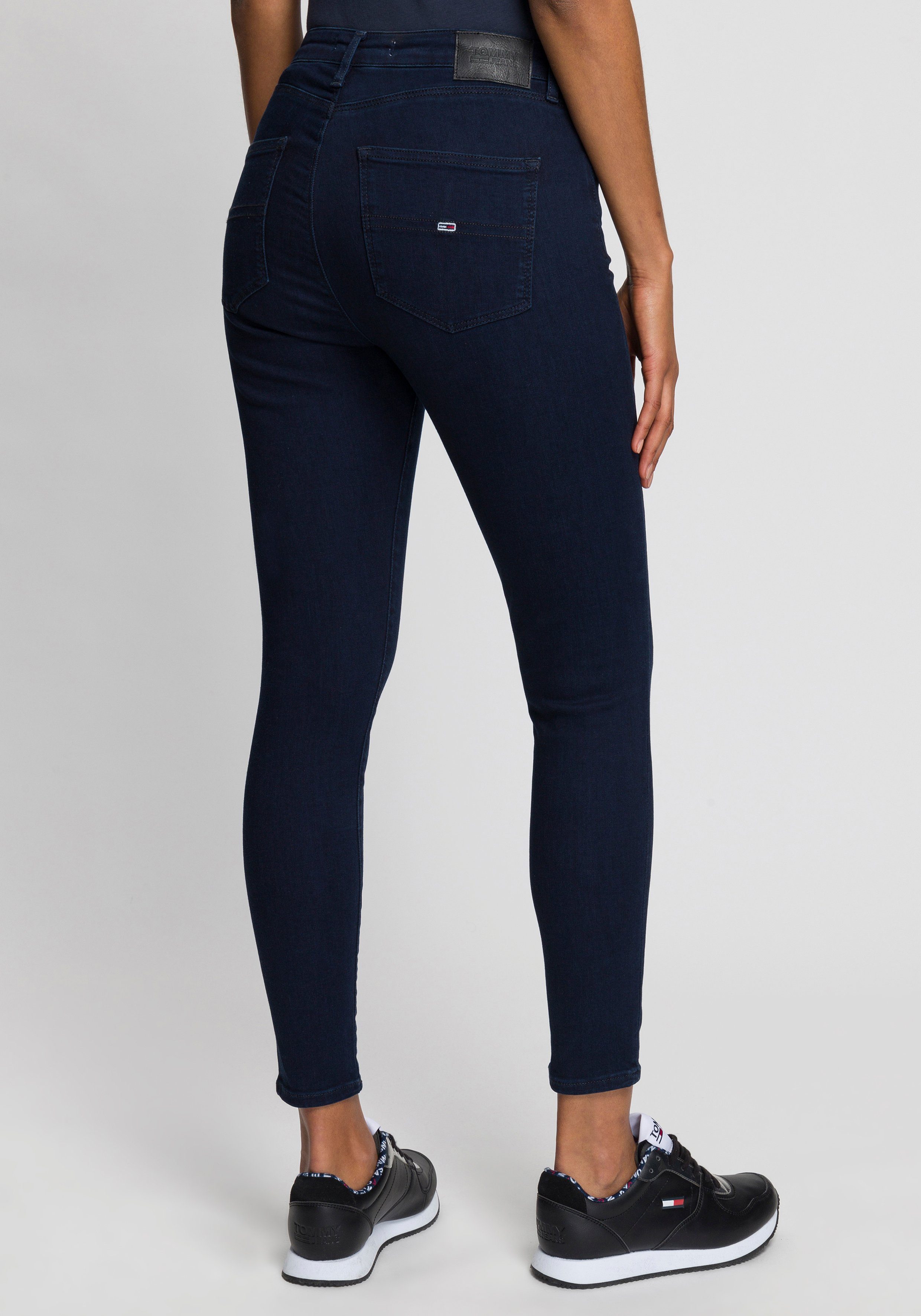 Jeans SKNY und Hochwertige einen Skinny-fit-Jeans HR perfekten für bequemen SUPER Tommy Materialien SYLVIA