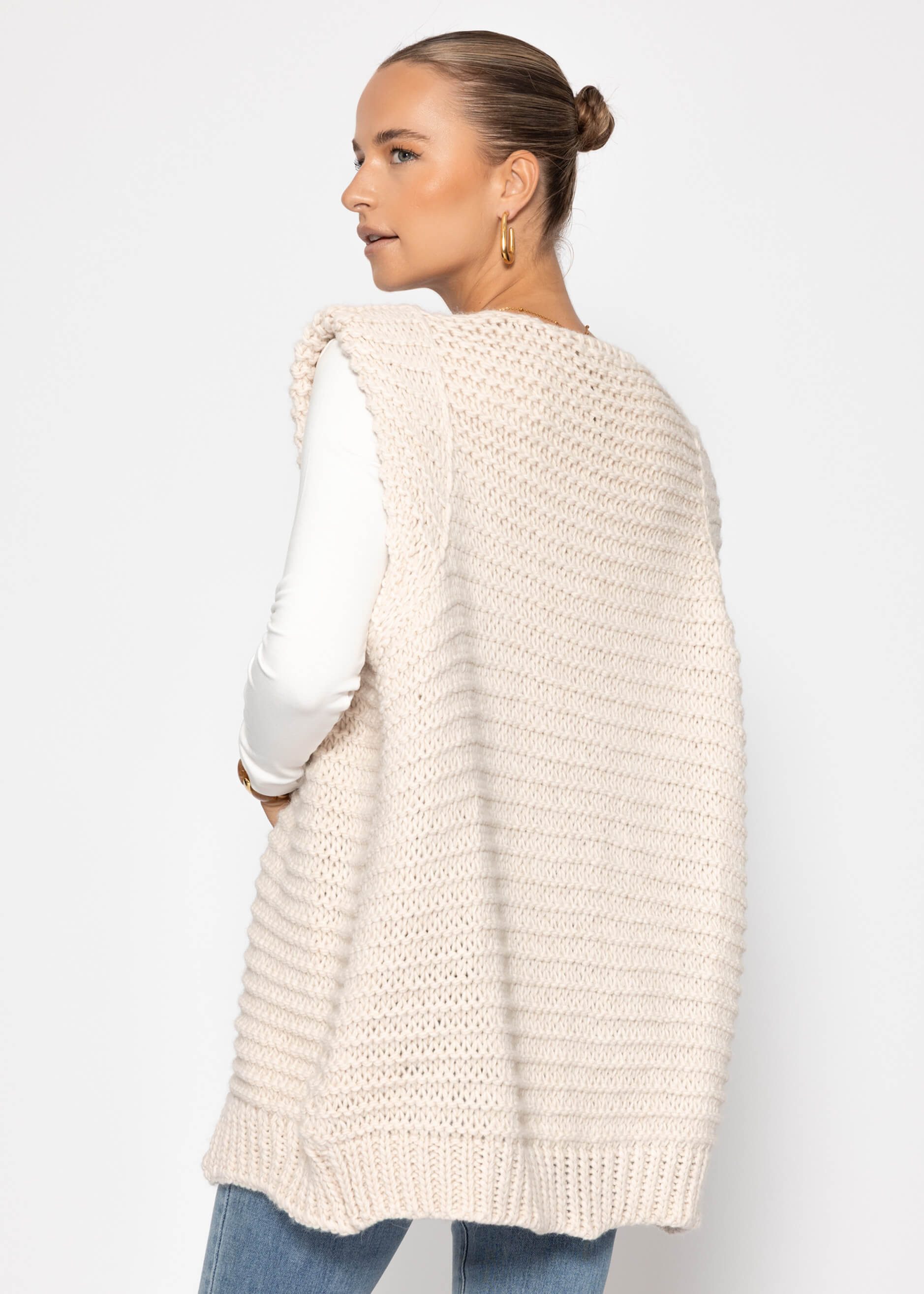 SASSYCLASSY Strickweste Lange ärmellose Strickweste für Damen Weste aus grobem Strick mit strukturierten Schultern Offwhite Schwarz – Bild 4 von 5