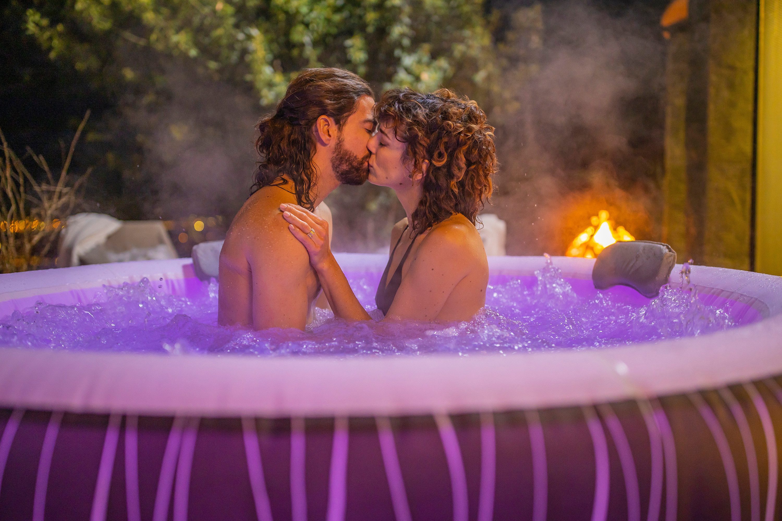 Bestway Whirlpool LAY-Z-SPA® Hollywood AirJet™, (Set, Inkl. LED-Beleuchtung, für max. 6 Personen), Ø 196 x 66 cm