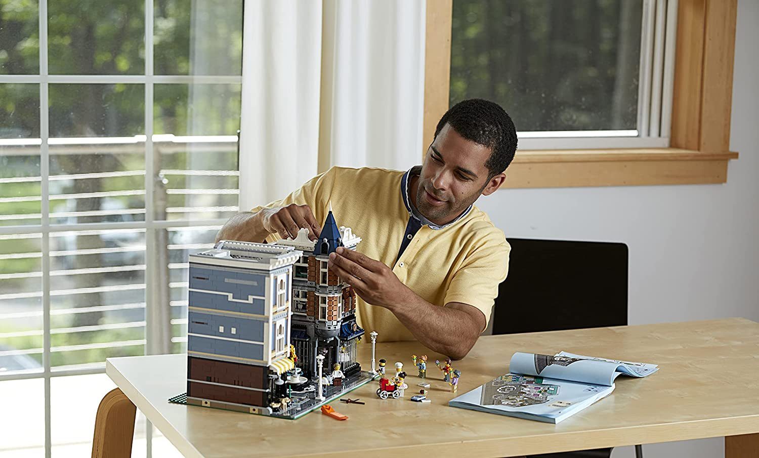LEGO® Creator 10255 Stadtleben Spielbausteine, (4002 St)
