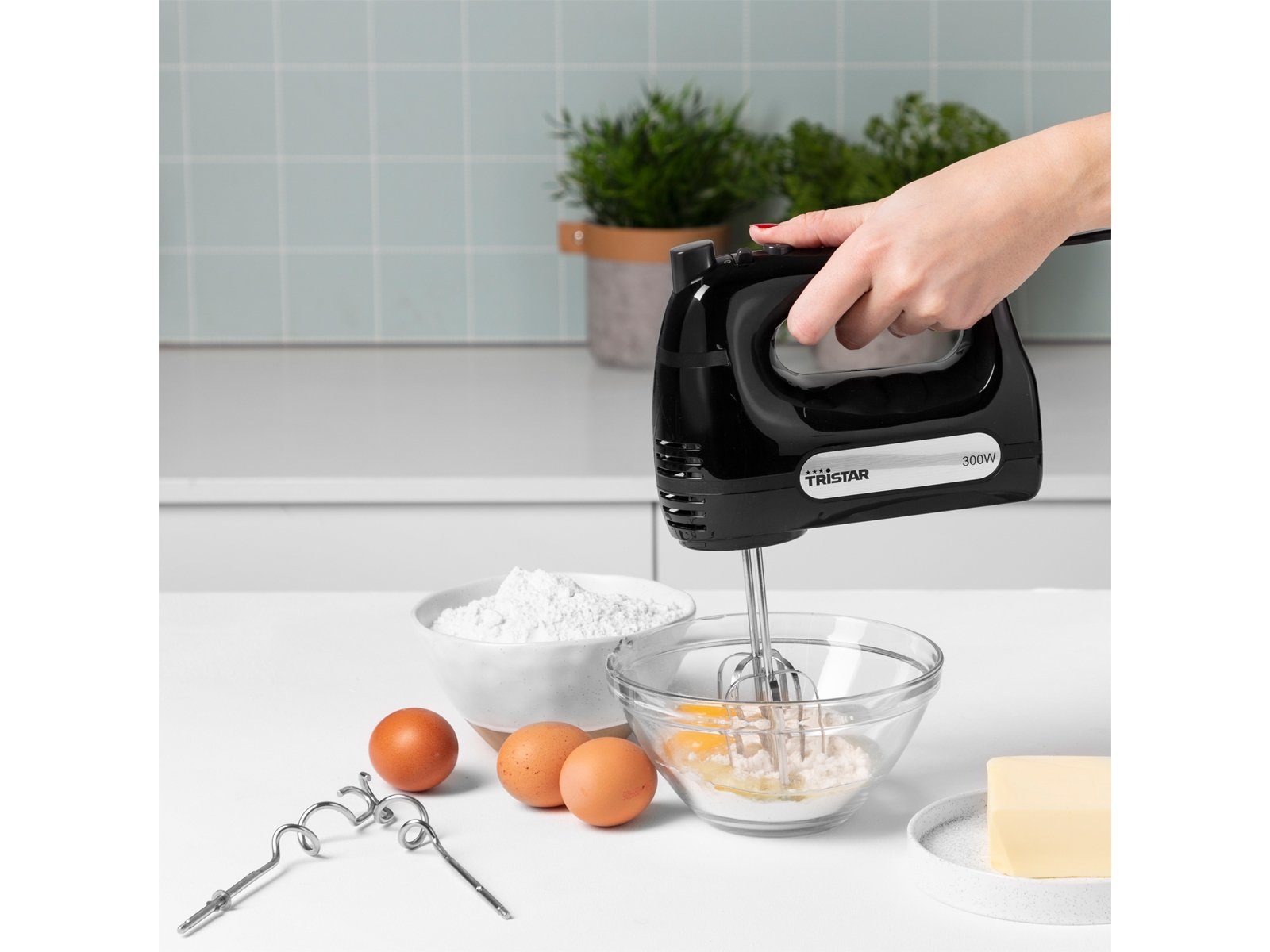 Tristar Handmixer, 300 W, Hand-Rührgerät Rührmaschine, 2 Quirle & 2 Knethaken Turbo Handrührer