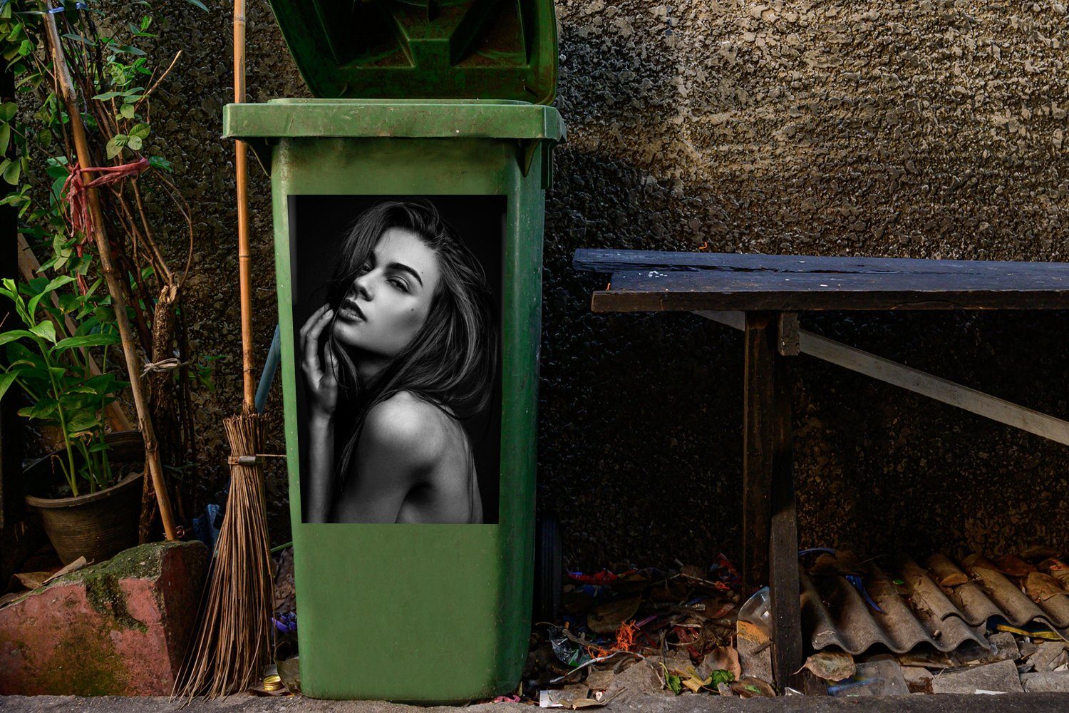 - Mülleimer-aufkleber, (1 Porträt Frau Container, St), Mülltonne, Abfalbehälter Schwarz Sticker, weiß - MuchoWow Wandsticker und