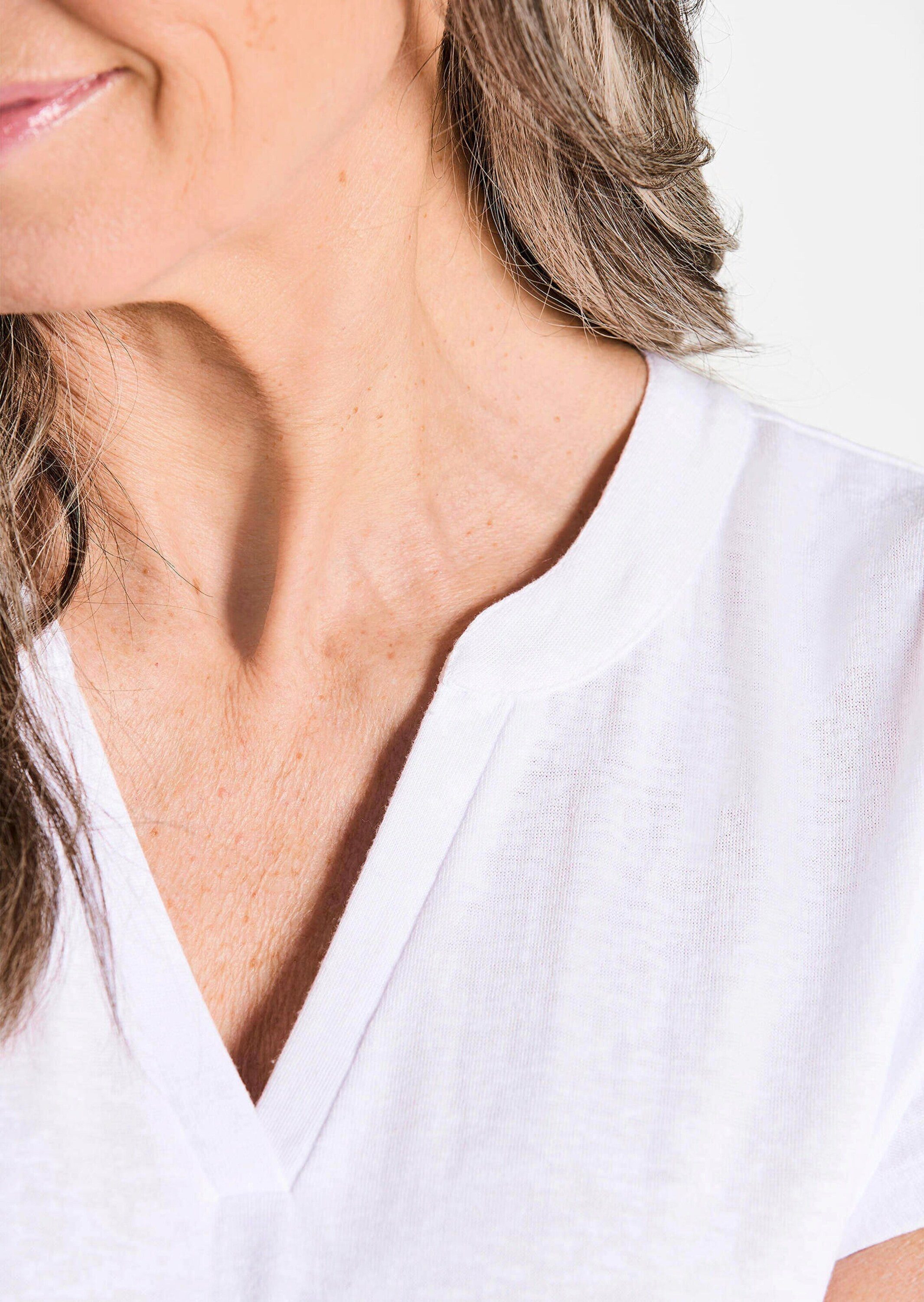 GOLDNER T-Shirt Luftiges Basicshirt mit V-Ausschnitt Strukturierter Jersey, V-Ausschnitt, Basic-Länge, Kurzarm