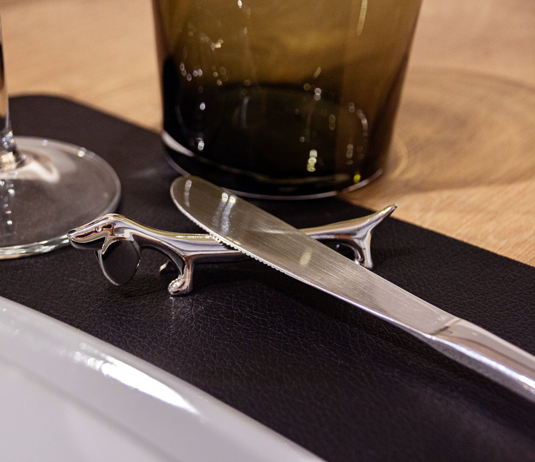 EDZARD Blumentopf Messerbank-Set Silber-Optik, anlaufgeschützt Messerbank und den versilbert Tisch, aus Messing mit für Dackel, Besteckablage