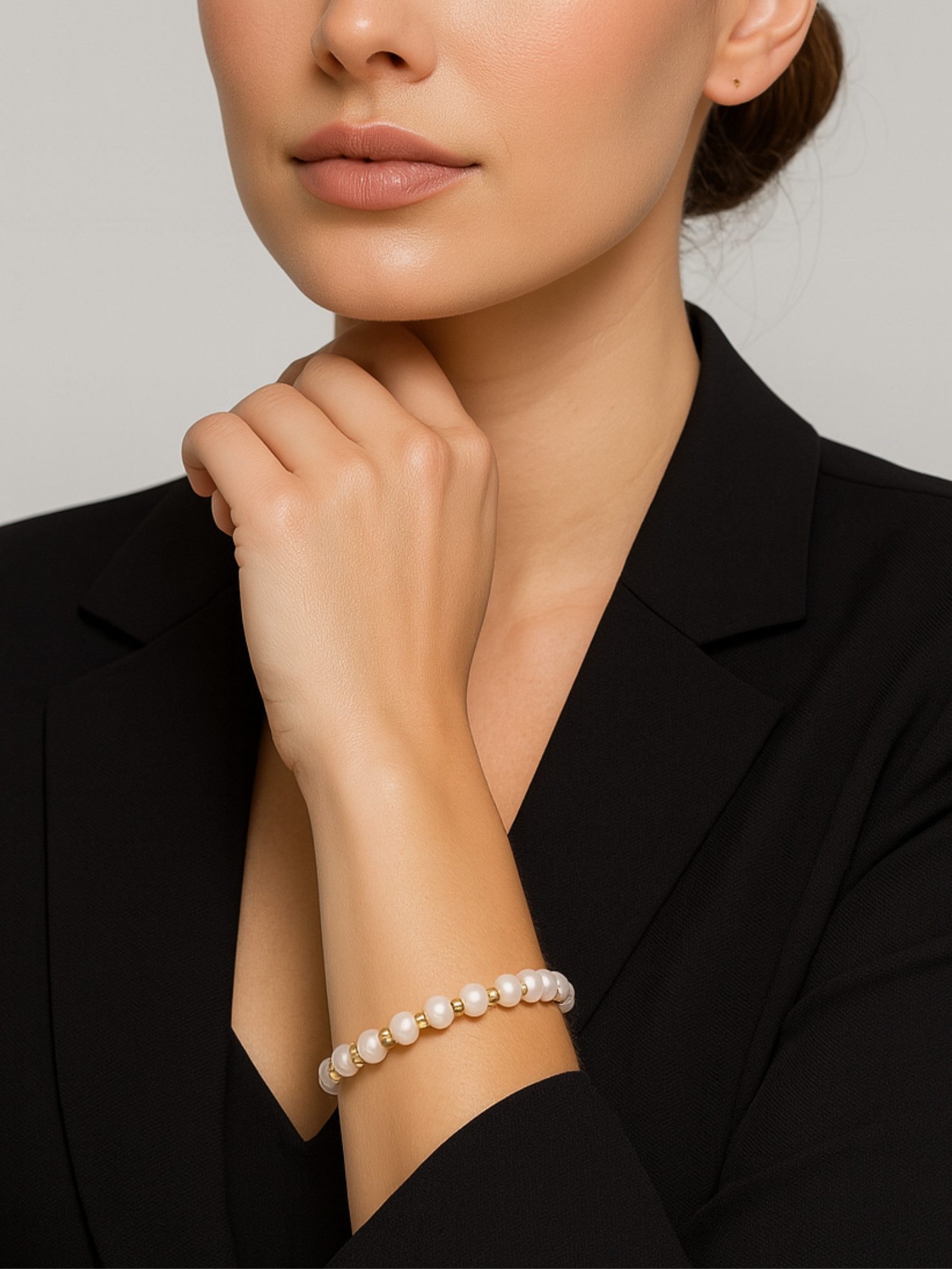 S&T Design Perlenarmband Damen 925 Silber vergoldet 20cm Unisex (Geschenkbox enthalten, Schmuck für Damen & Herren), Armband mit weißen Perlen 6mm & goldenen Kugeln 4mm
