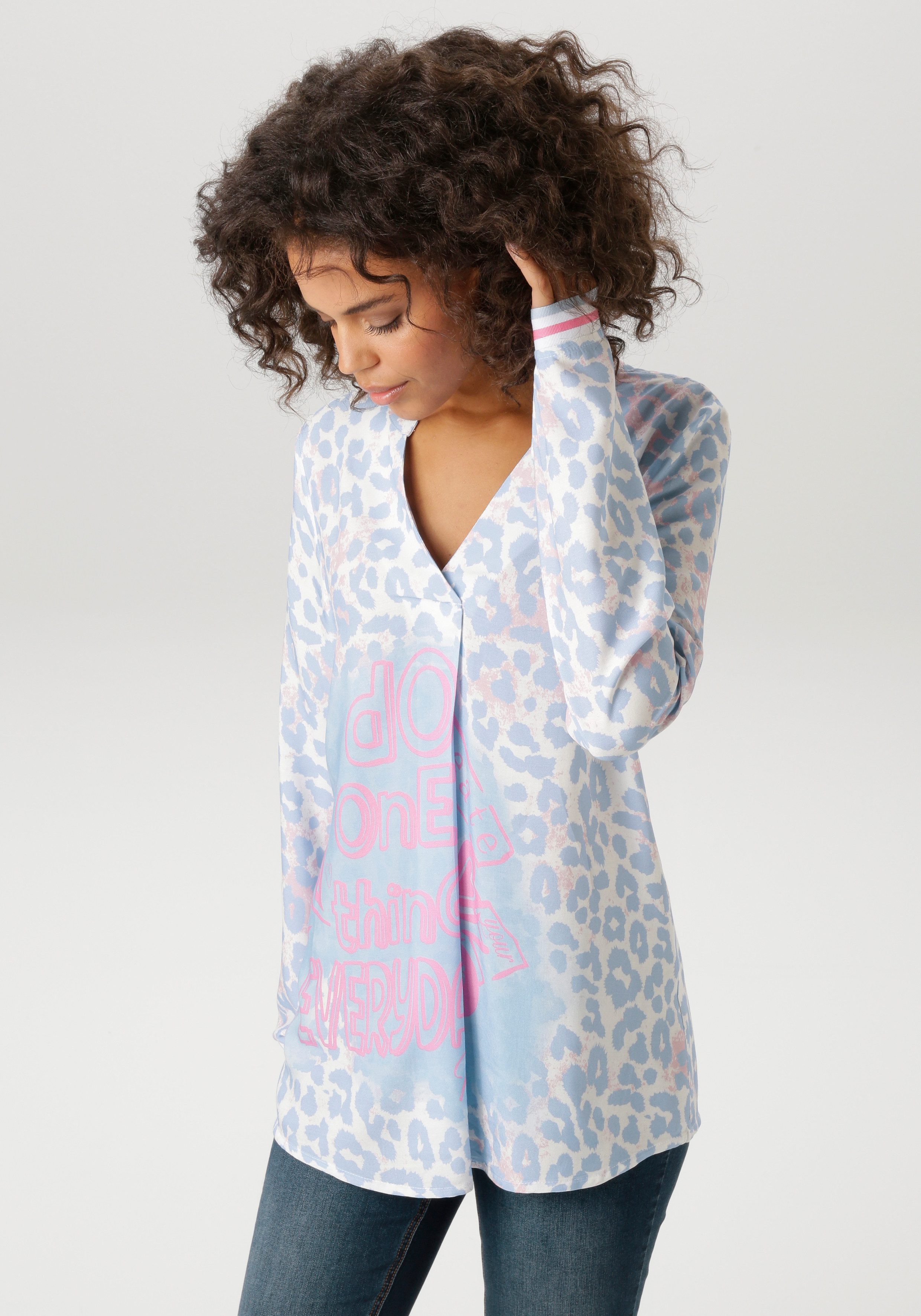 Aniston CASUAL Schlupfbluse mit Statement-Schriftzügen und coolen Leoprint - NEUE KOLLEKTION. € 39,99, (€ 39,99 pro 1 Stk).