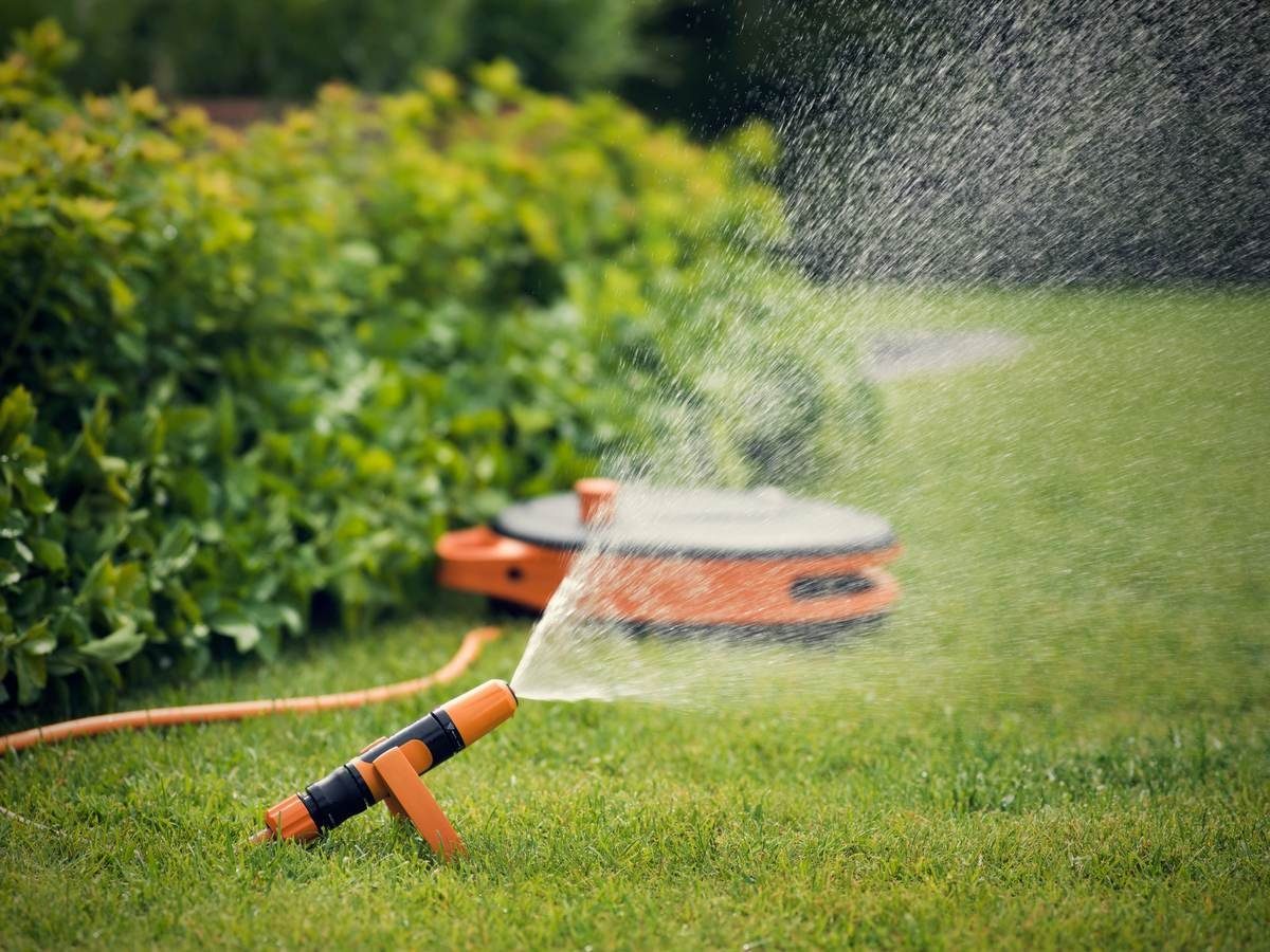 Fiskars Bewässerungssystem Waterwheel S mit Wandhalterung, Bewässerungs-Set mit 15 m Gartenschlau, Universell einsetzbar, inkl Wandhalterung, großer Bewässerungsbereich