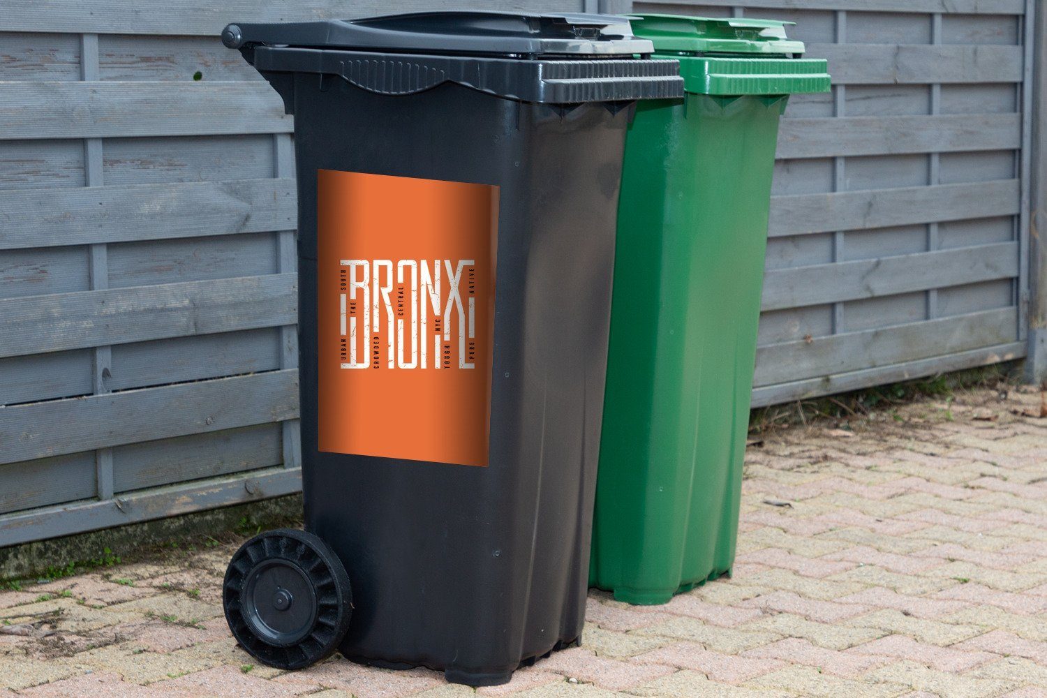 MuchoWow Wandsticker Illustration "Bronx" orangefarbenem Mülltonne, vor (1 Abfalbehälter Mülleimer-aufkleber, Container, St), Sticker, Hintergrund