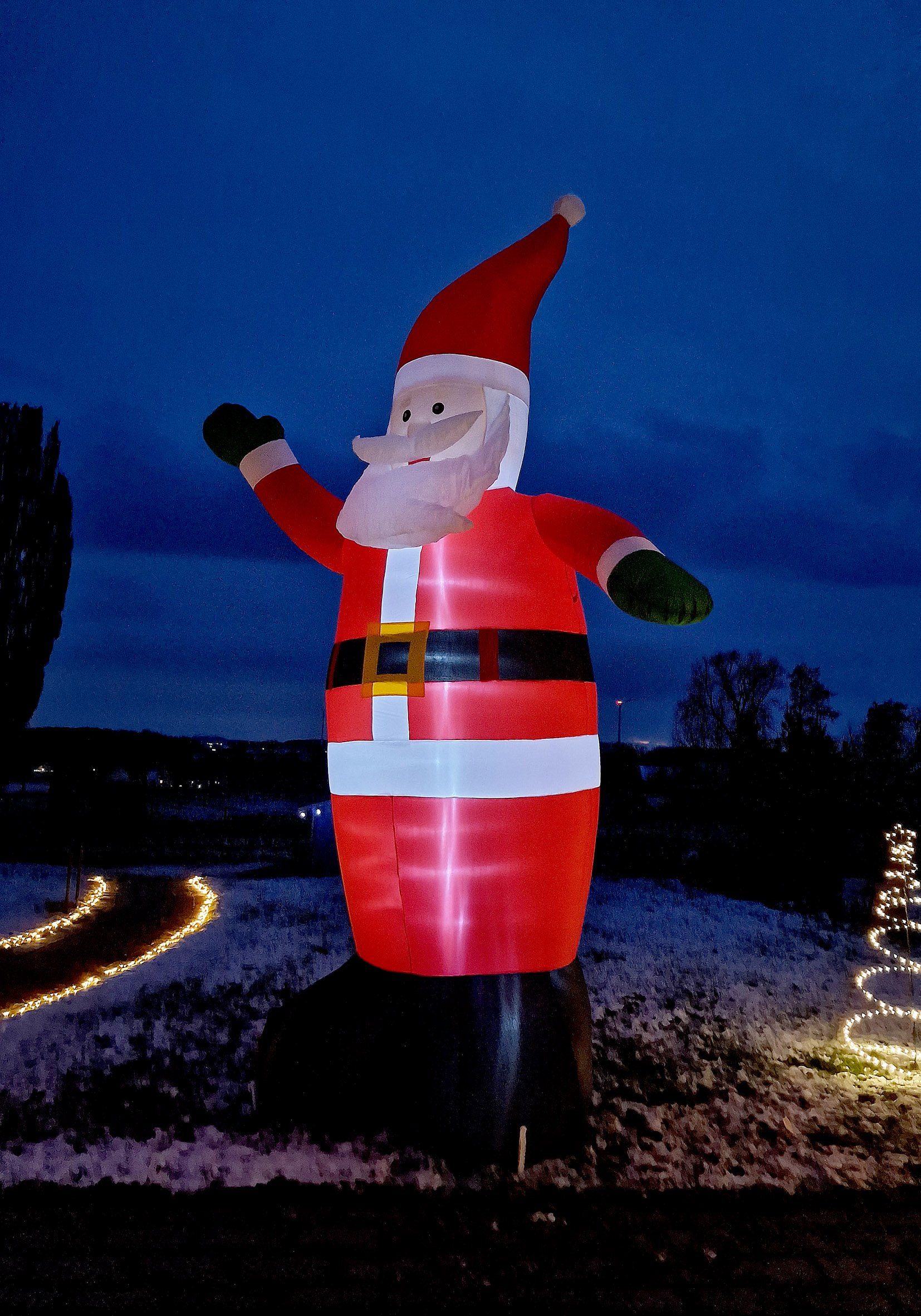 Spetebo Weihnachtsmann XXL LED Weihnachtsmann selbst aufblasbar 400 cm (Stück, 1 St., XXL Weihnachtsmann), Riesen Nikolaus Garten Dekoration beleuchtet