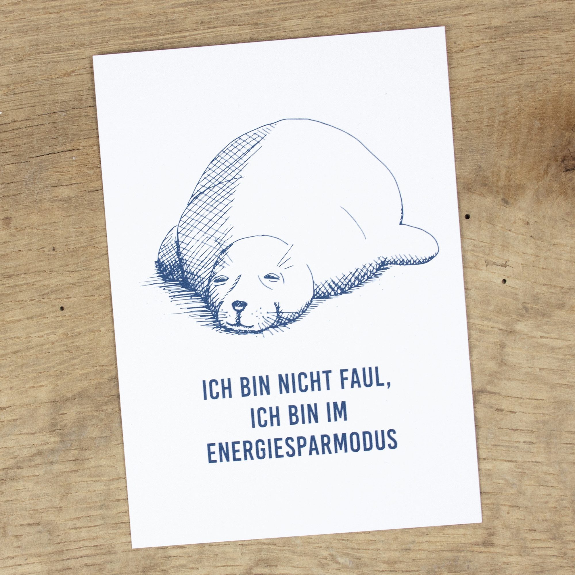 Bow & Hummingbird Postkarte Maritime Postkarte "Seehund im Energiesparmodus" aus Recyclingpapier