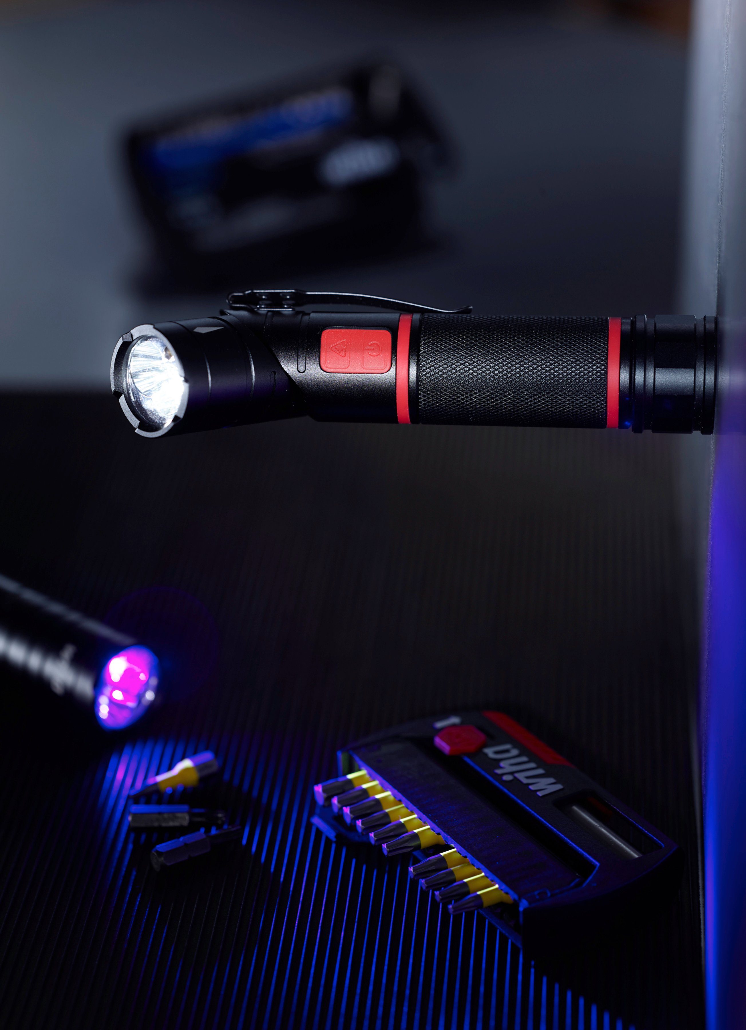 Wiha LED Taschenlampe 41286, 2 Batterien Kopf, Laser, Lichtstufen, inkl. UV-Licht, schwenkbarer
