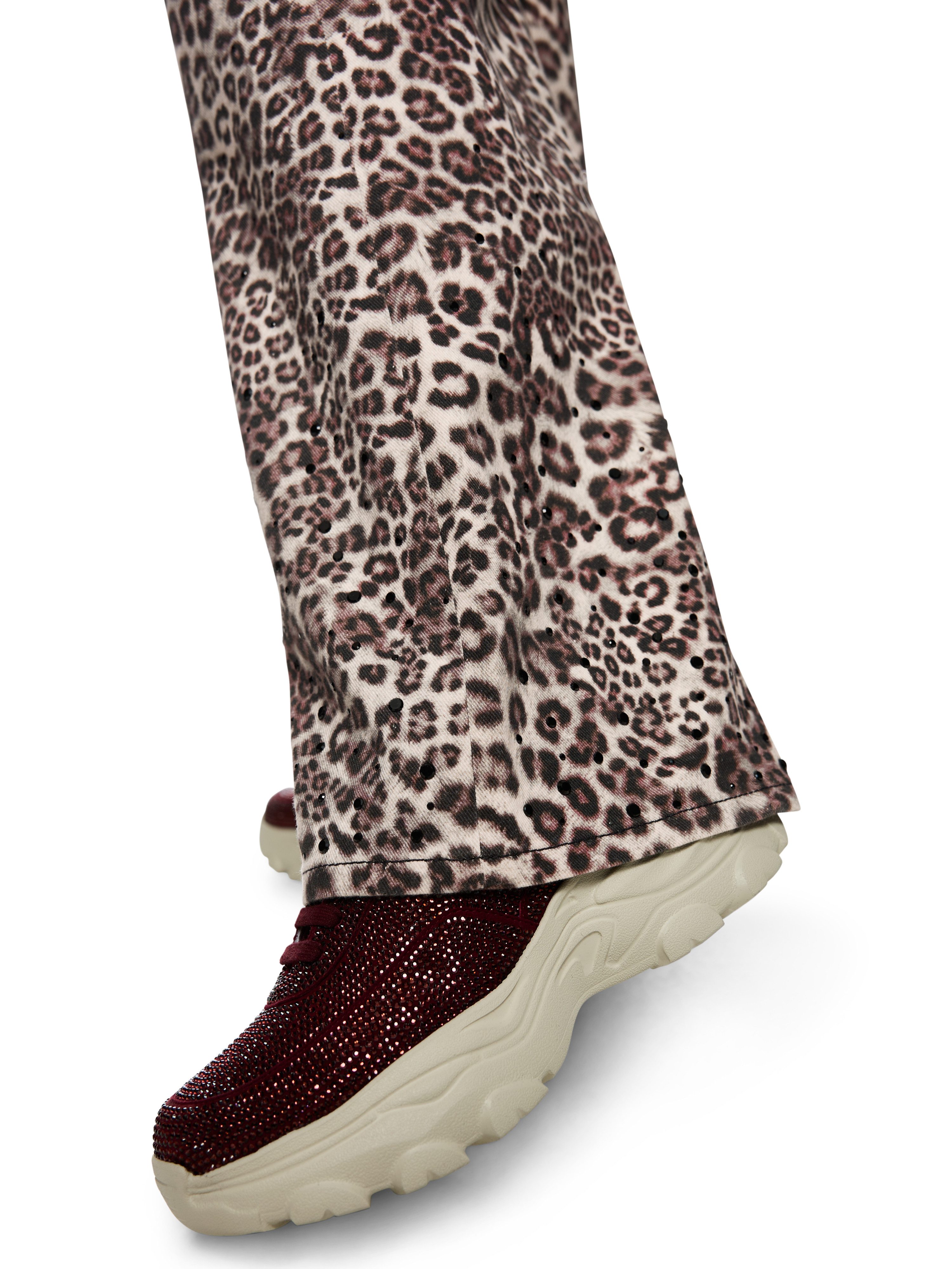 Marc Cain Gerade Jeans Mon Cherry Premium Damenmode Model Warri mit Leo Print