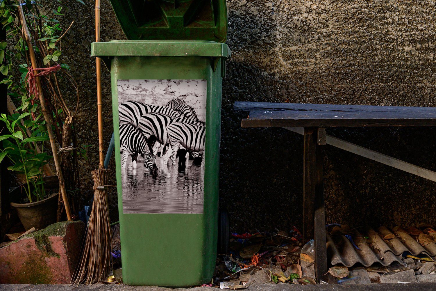 St), Zebras MuchoWow Sticker, Mülleimer-aufkleber, Container, im Mülltonne, Wasser Wandsticker Abfalbehälter (1