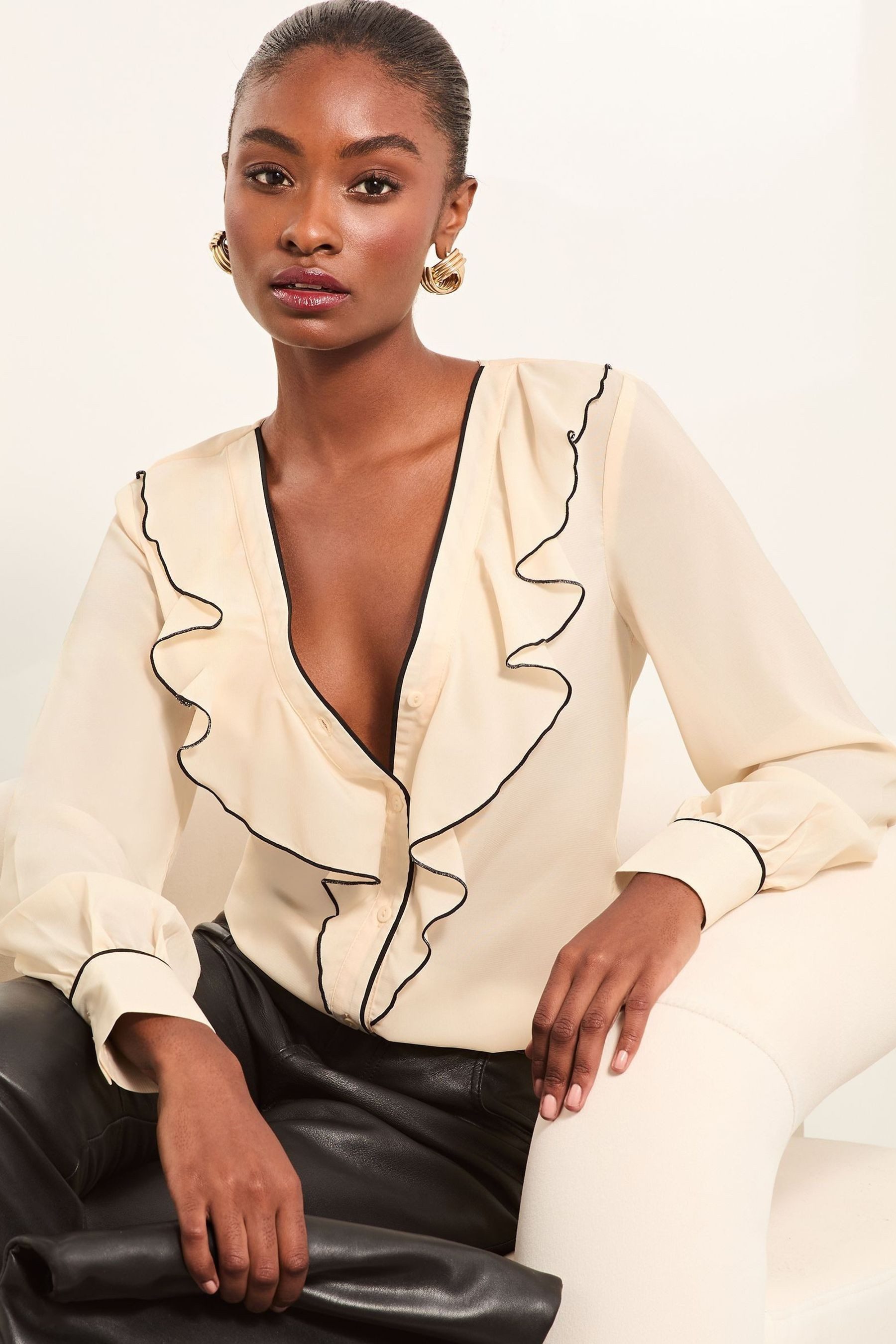 LIPSY Langarmbluse Lipsy Bluse mit V-Ausschnitt, Rüschen, Regular (1-tlg)