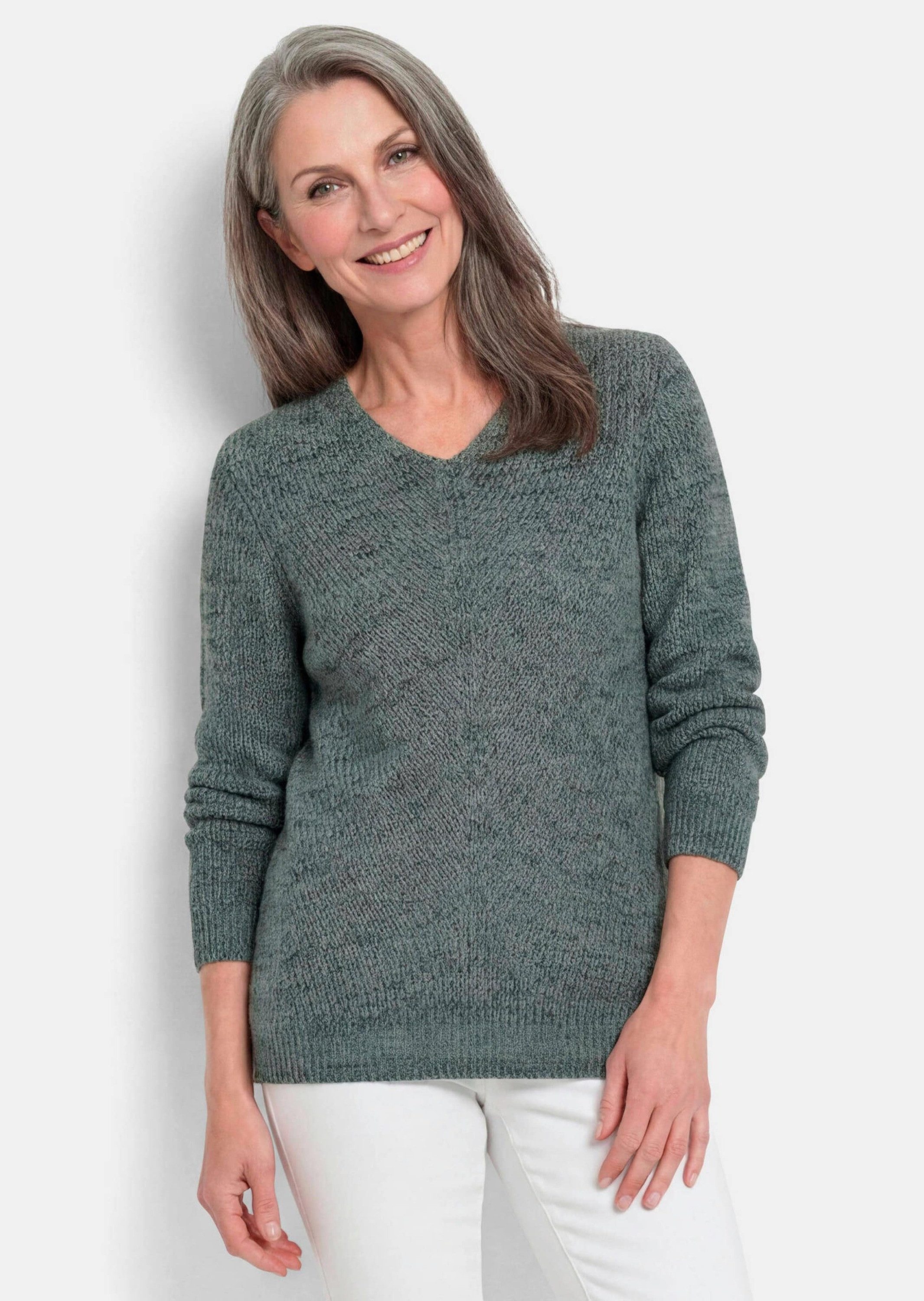 GOLDNER Strickpullover Kurzgröße: Strickpullover mit V-Ausschnitt Figurbetonter Feinstrick mit diagonaler Rippenstruktur und Langarm