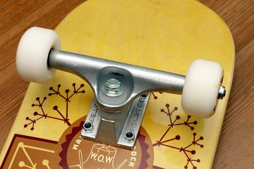 Mob Skateboards Skateboard Bee 8.0 - Komplettboard 31 x 8 Zoll (Holzboard aus 7 Schichten Ahornholz, 1-St., fertig montiert - Gelb), Skateboard für Jugendliche, Erwachsene, Anfänger und Profis