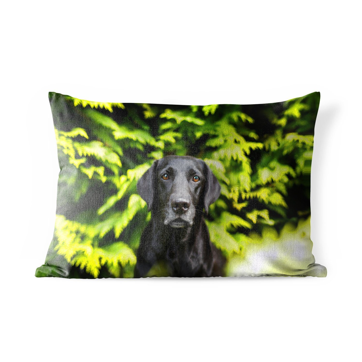 MuchoWow Dekokissen Ein schwarzer Labrador Retriever inmitten der grünen Blätter, Outdoor-Dekorationskissen, Polyester, Dekokissenbezug, Kissenhülle
