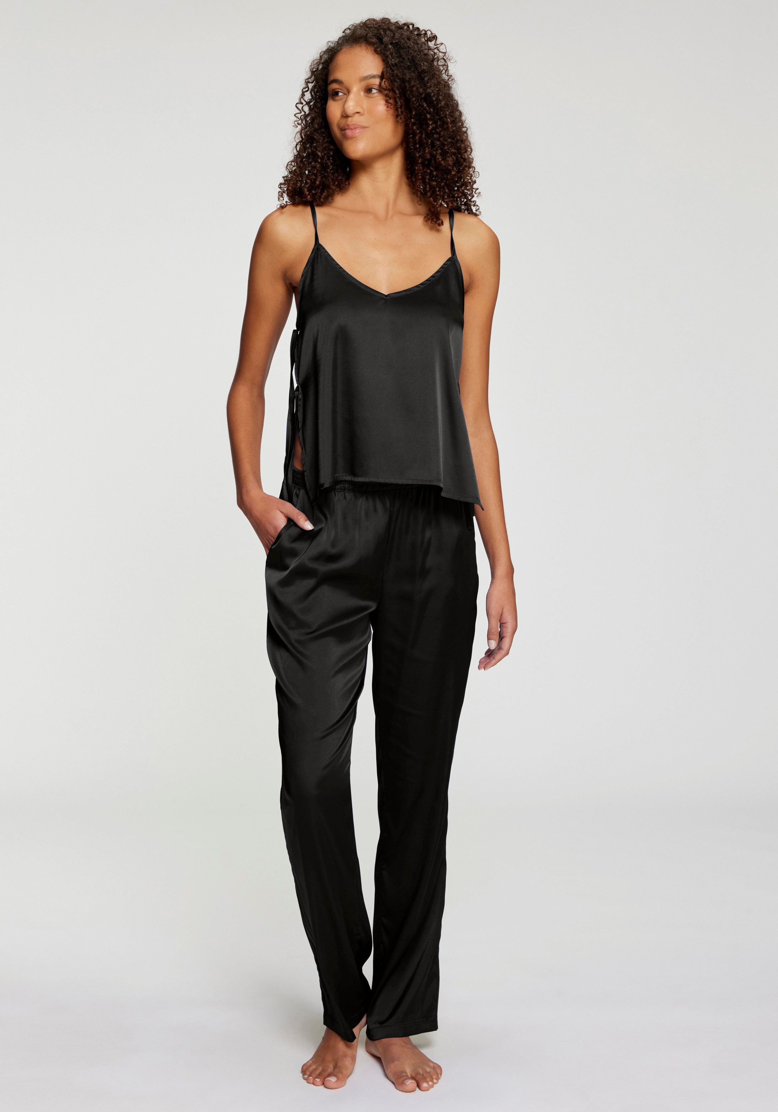 LASCANA Pyjama (Set, 2 tlg) mit seitlichen Bändern zum Verschließen. Reduzierter Preis € 69,99. Unverbindliche Preisempfehlung € 79,99