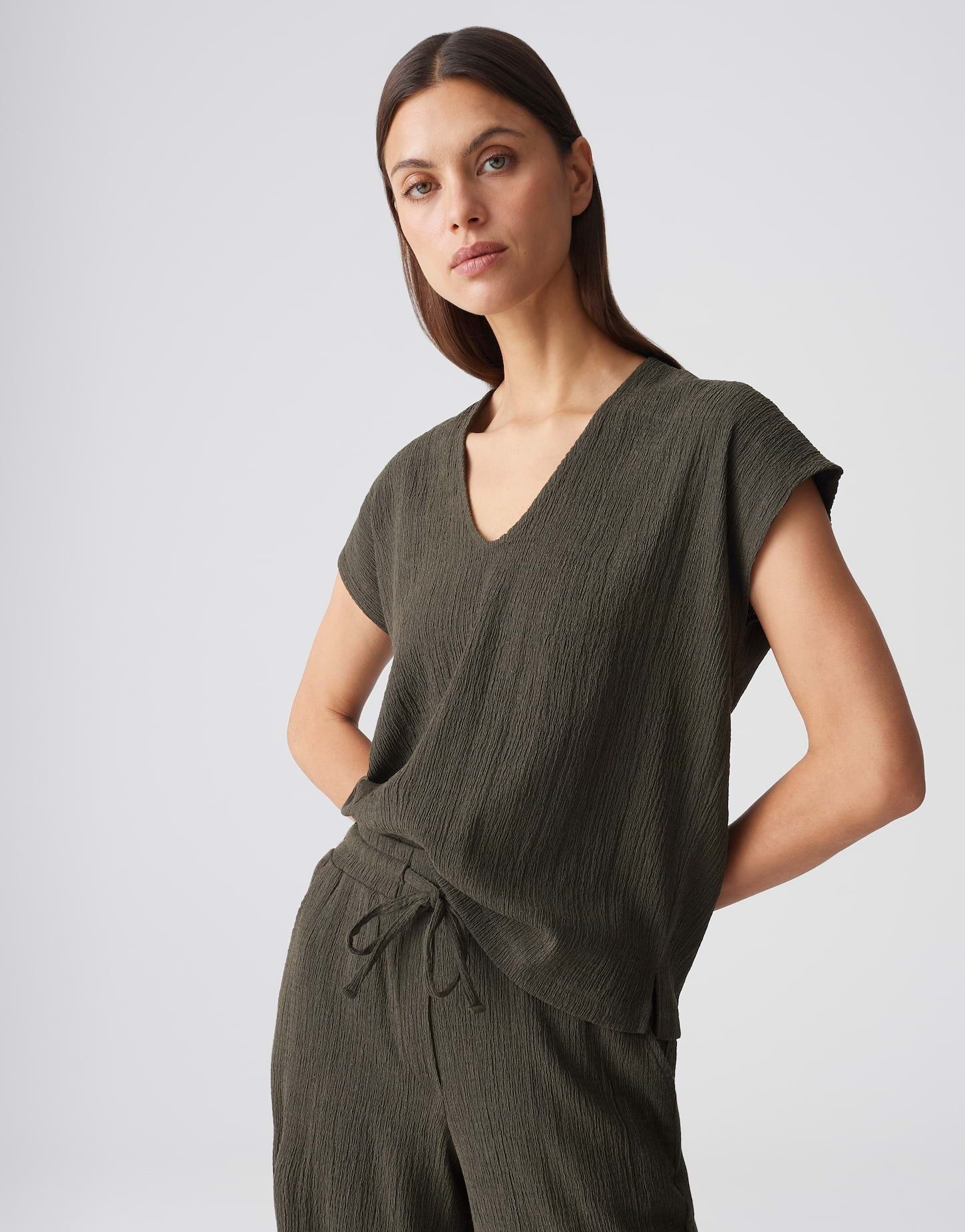 OPUS Kurzarmshirt Sirukus Structure Boxy Fit mit Crash Effekt fließender Fall. Perfekt für moderne, feminine Looks