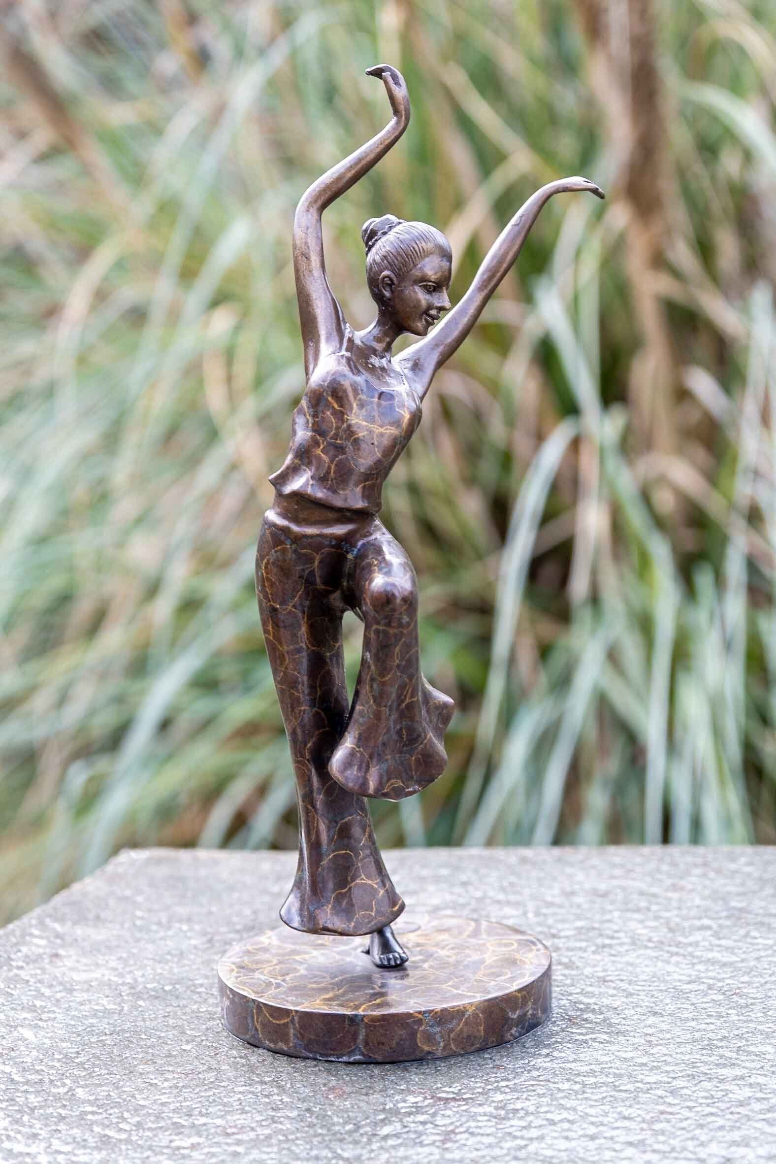 IDYL Gartenfigur IDYL Bronze-Skulptur Tanzendes Mädchen, Bronze – sehr robust – Langlebig – witterungsbeständig gegen Frost, Regen und UV-Strahlung. Die Modelle werden in Wachsausschmelzverfahren in Bronze gegossen und von Hand patiniert.