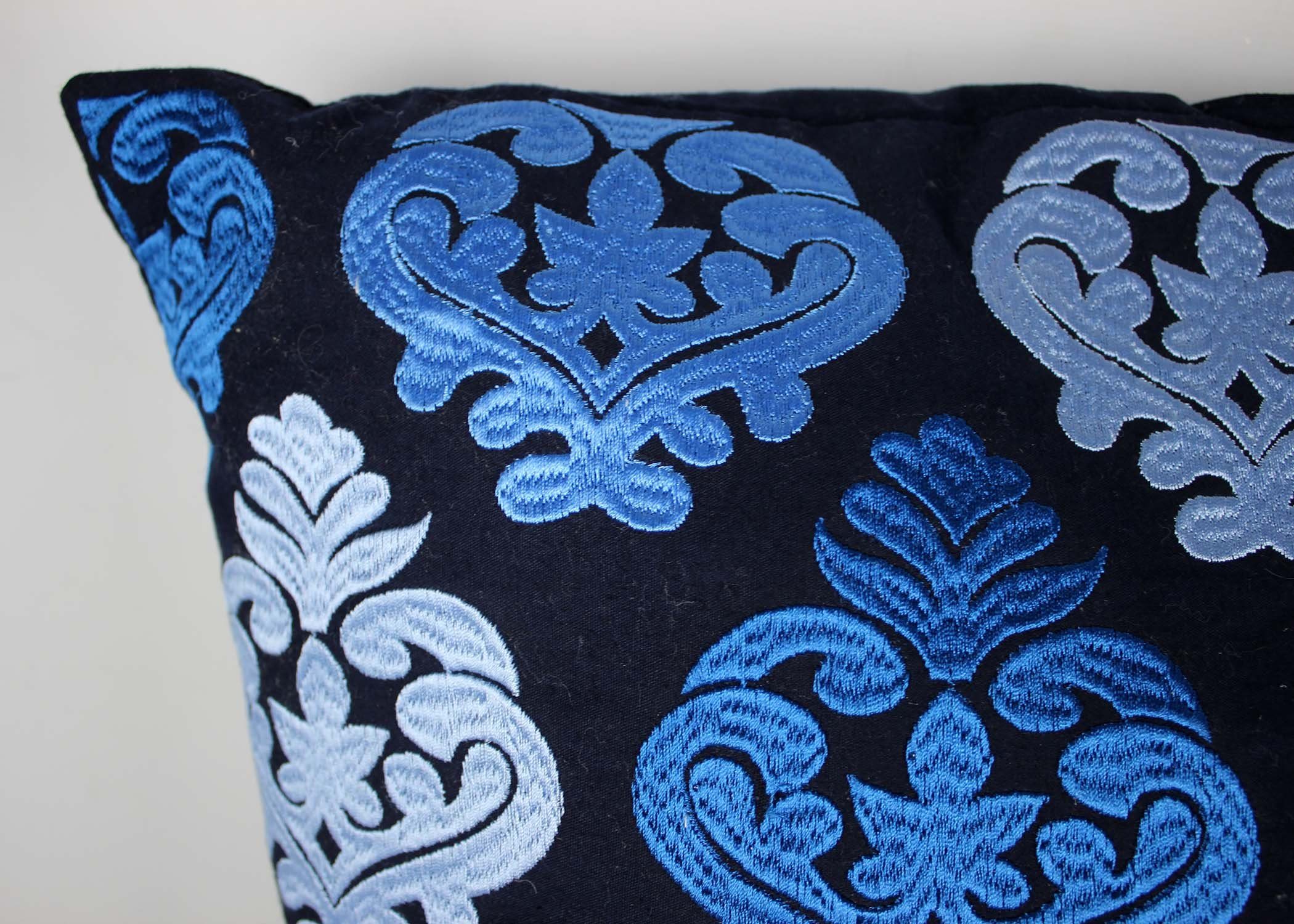 Indradanush Dekokissen cm - Baumwolle 50 bunter inklusive mit Kissen dunkelblau schwarz Stickerei, 50 x hellblau abziehbar - Füllung