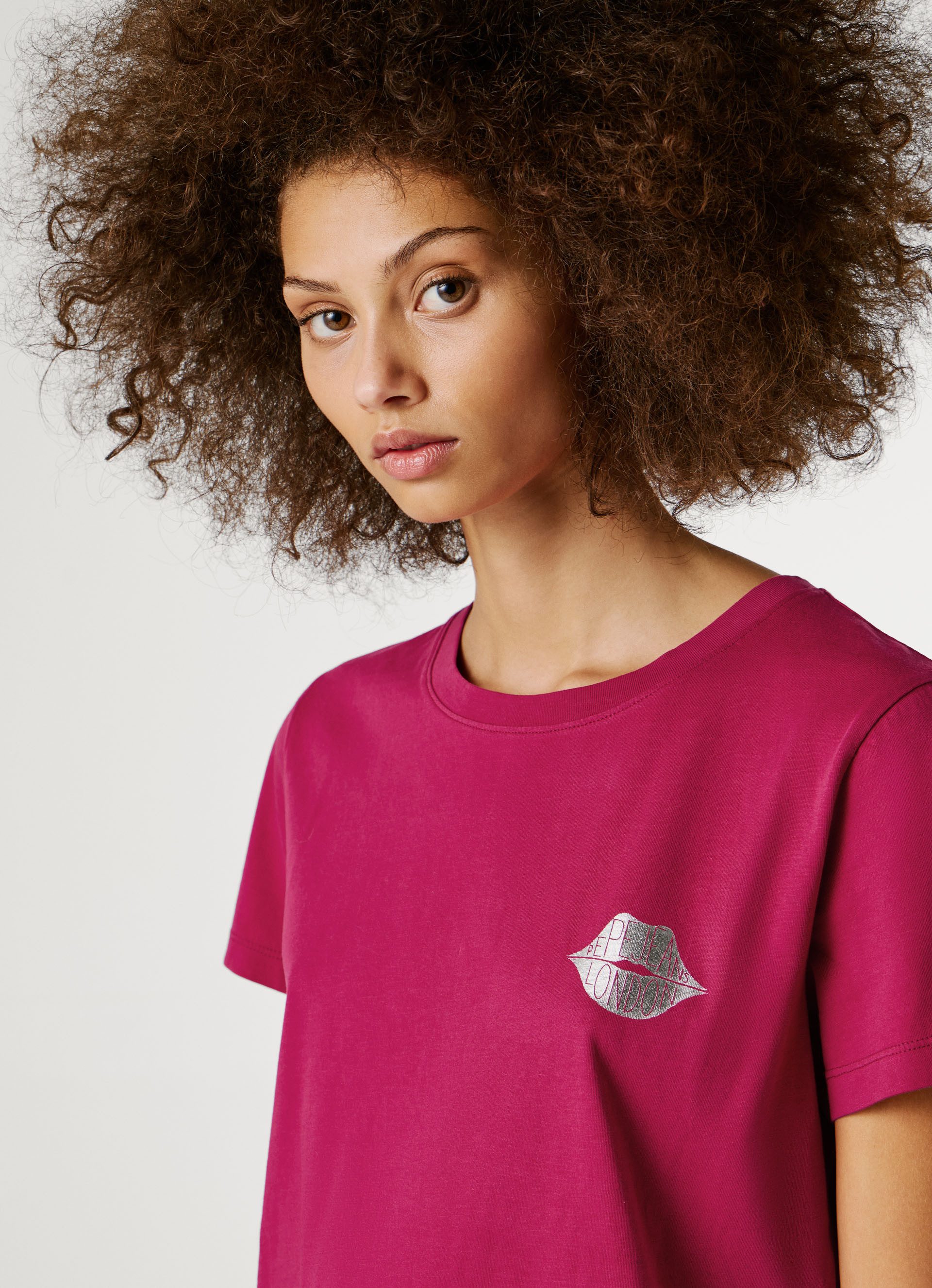 Pepe Jeans T-Shirt BRULE mit Runhals, kleiner Print auf der Brust – Bild 4 von 5
