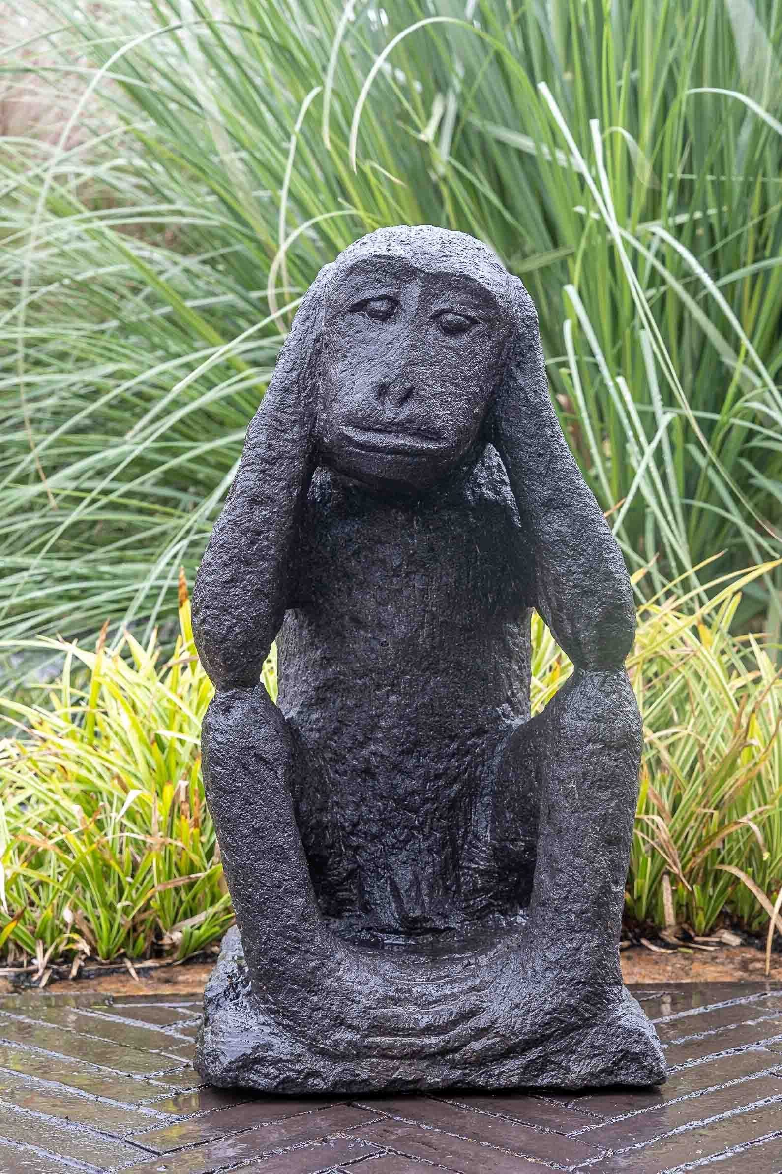 IDYL Gartenfigur IDYL Lavastein Figur Affe sitzend, Lavastein– ein Naturprodukt – sehr robust – witterungsbeständig gegen Frost, Regen und UV-Strahlung.