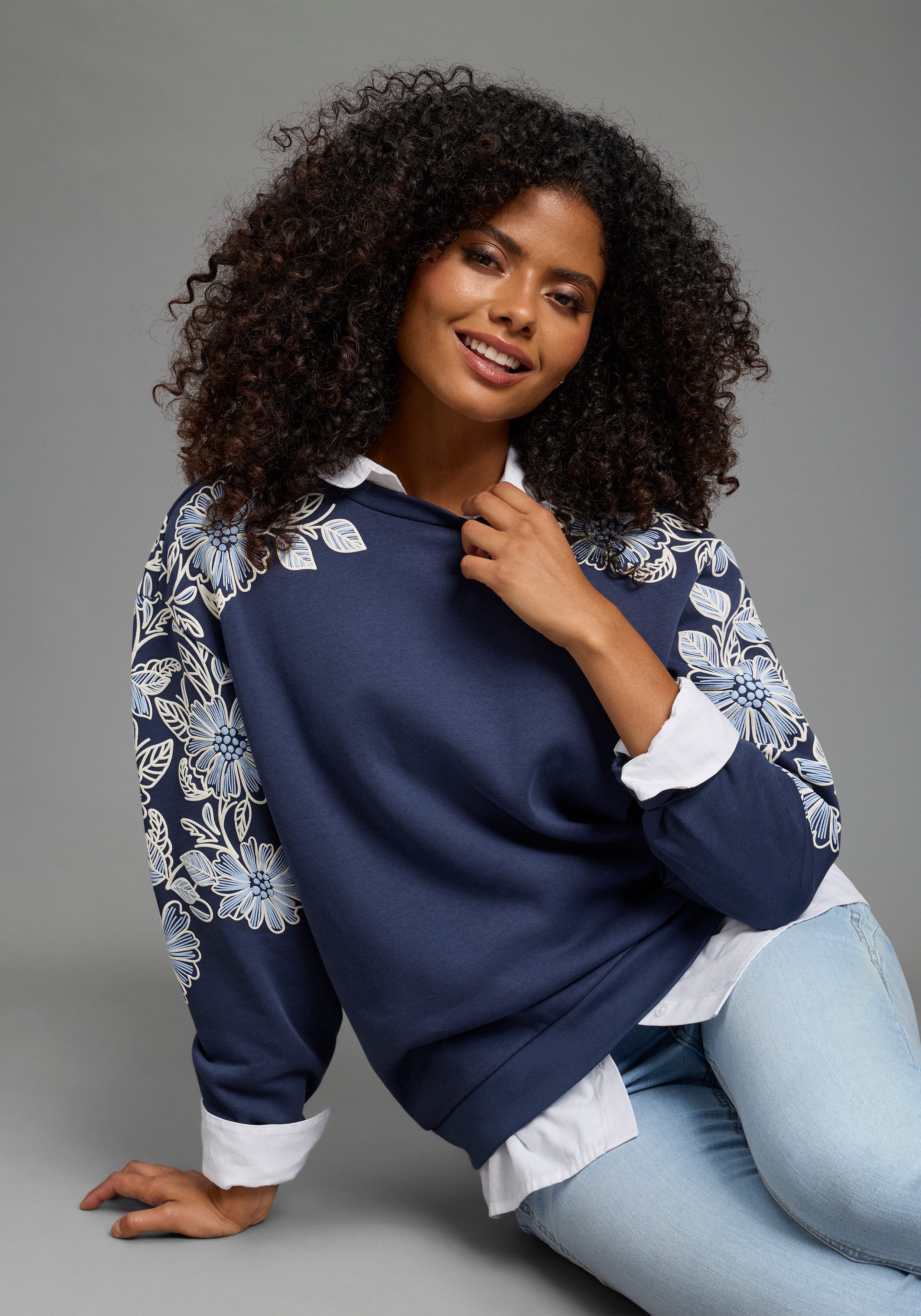 Laura Scott Sweatshirt mit floralem, plastischen Druck. € 39,99, (€ 39,99 pro 1 Stk).