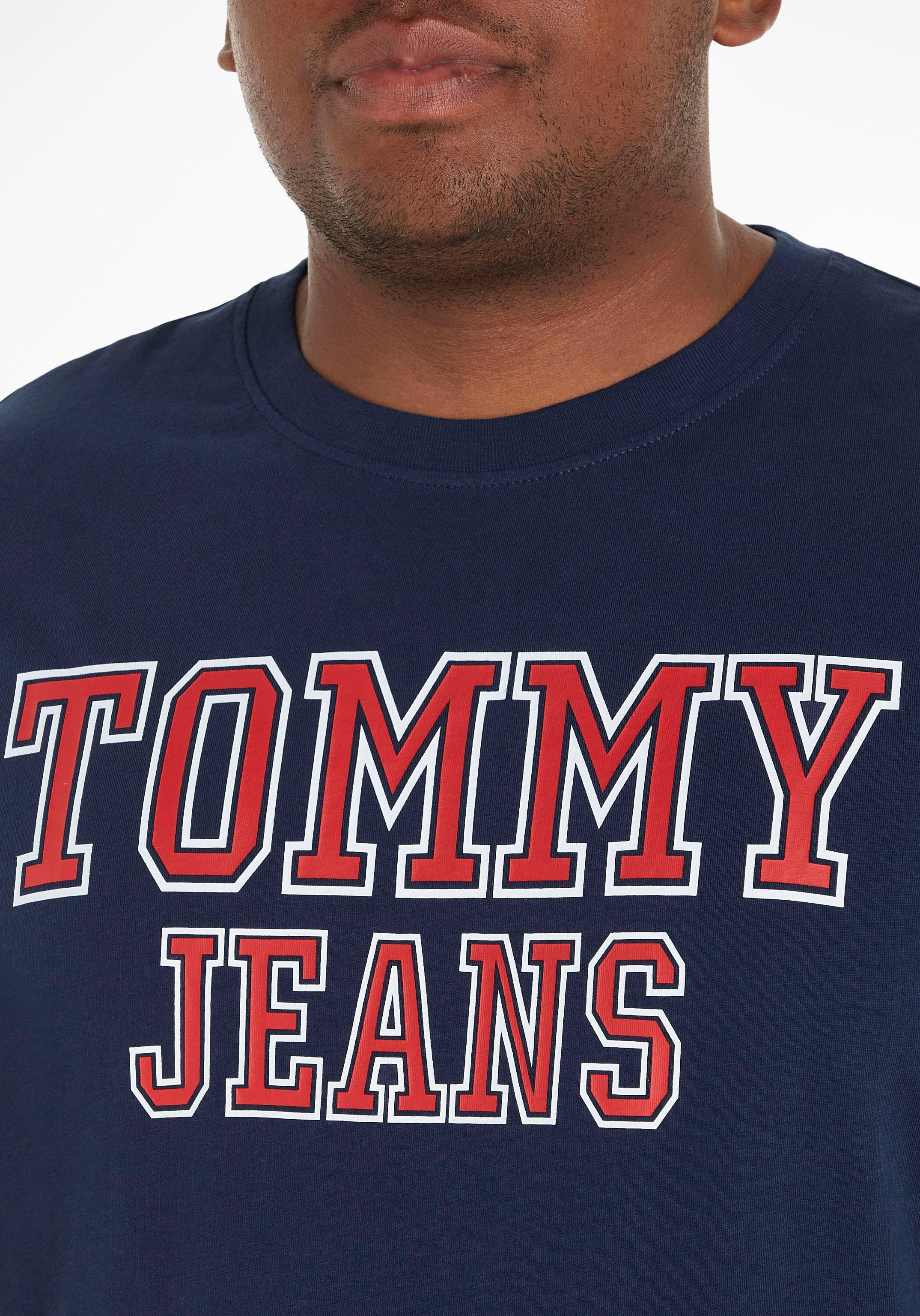 PLUS der mit Plus Brust TJ Tommy Navy T-Shirt TJM Logoprint Jeans auf ESSENTIAL Twilight TEE