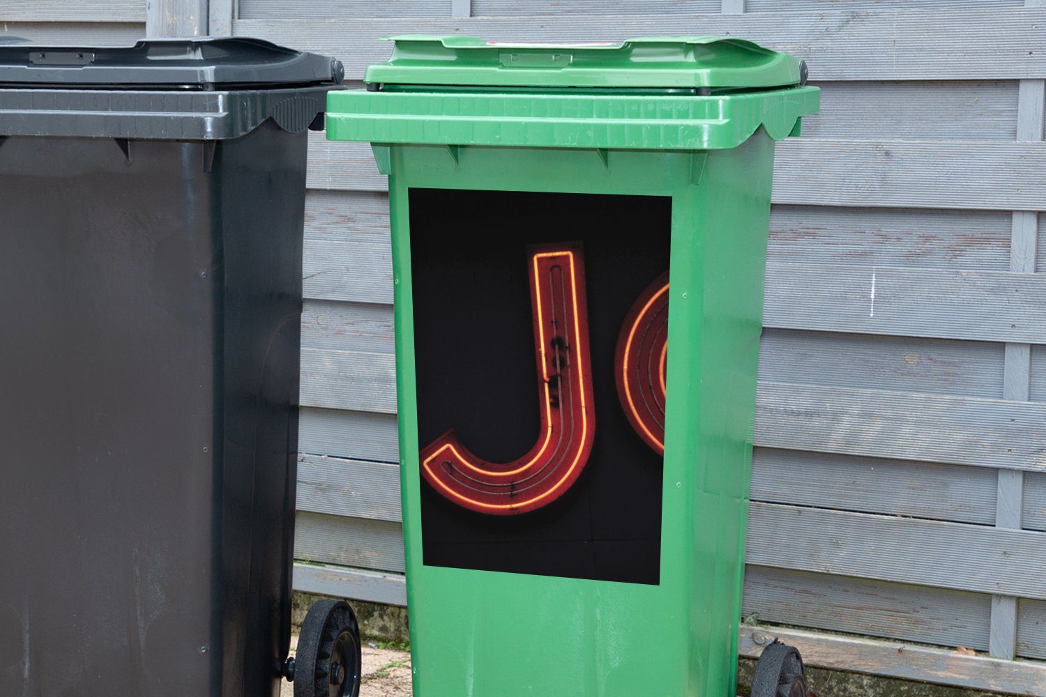 MuchoWow Wandsticker Mülltonne, (1 Sticker, St), auf J Leuchtreklame Abfalbehälter Mülleimer-aufkleber, Buchstabe Container