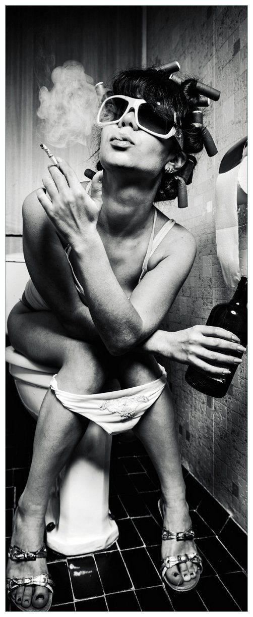 Wallario Poster, Kloparty - Sexy Frau günstig online kaufen